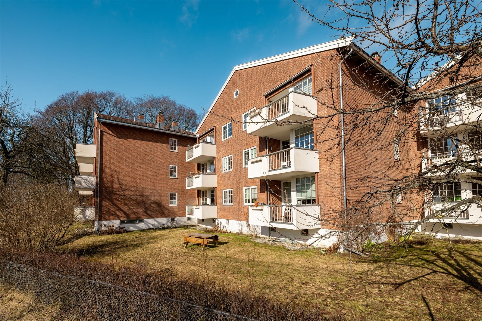 Veldrevet borettslag med flott felles hage for beboerne Galleribilde