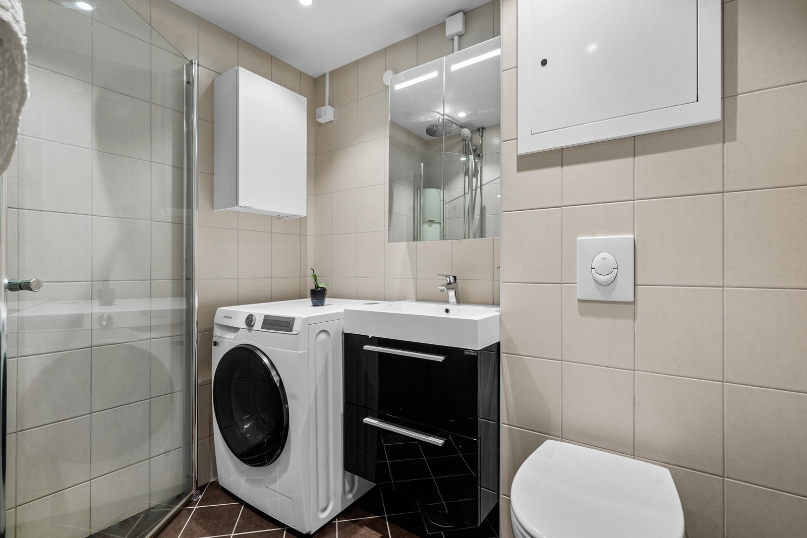 Pent flislagt bad, oppusset i regi av borettslaget i 2015, med downlights i himlingen og varmekabler i gulvet. Galleribilde