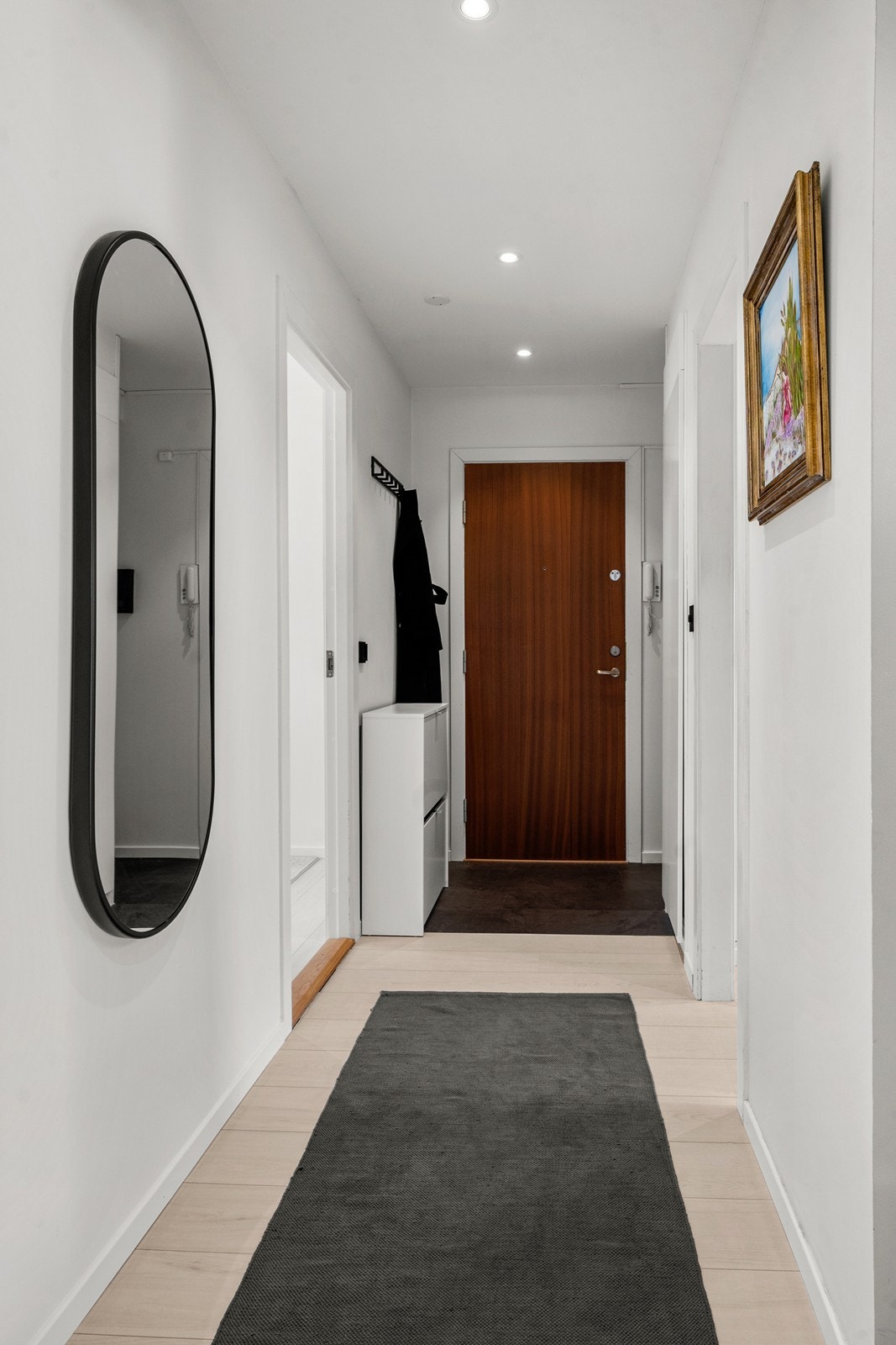 Her trer du inn i en åpen og innbydende entre med god plass til skoskap, oppheng og garderobeløsning. Galleribilde