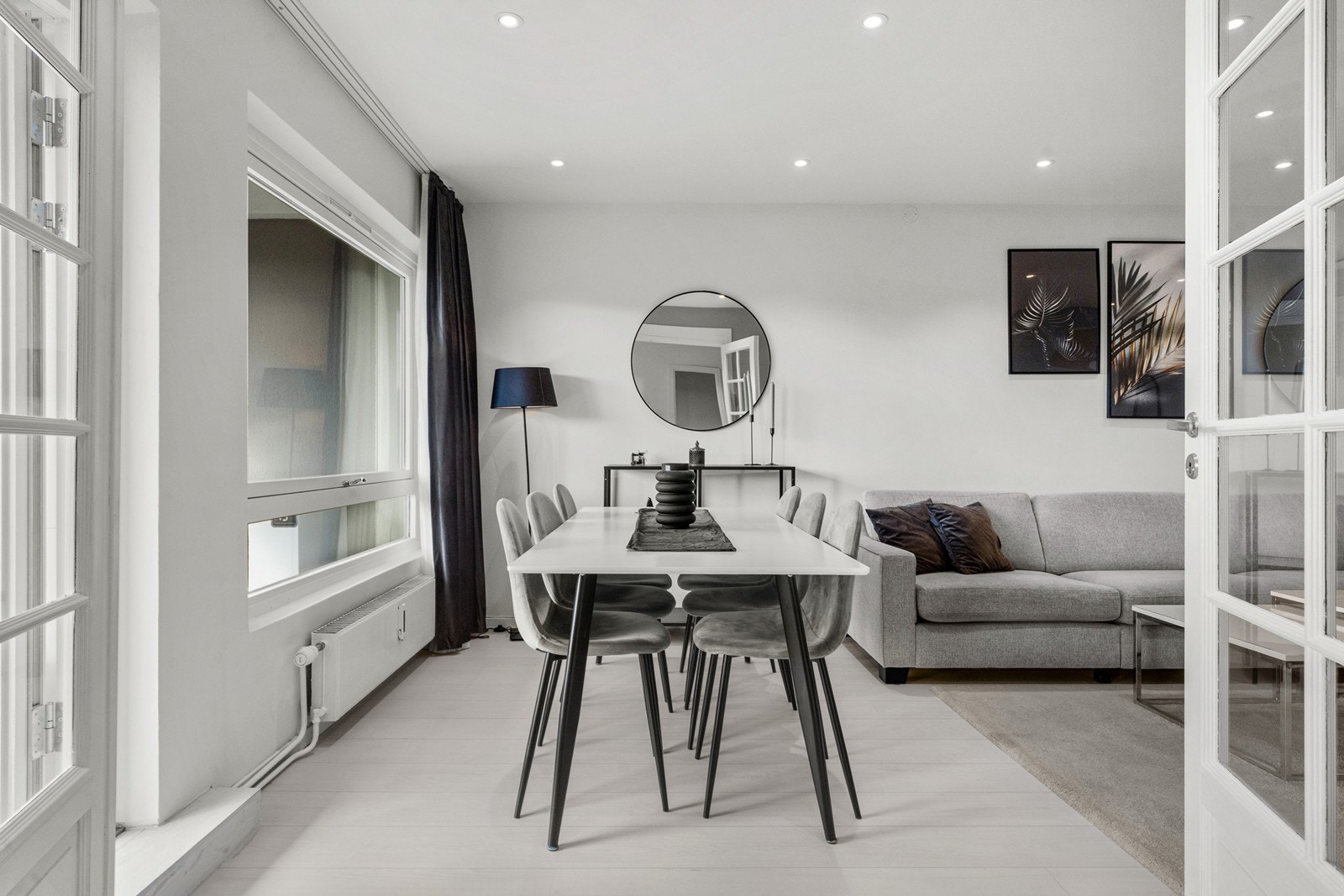 Dobbeltfløyede vindusdører leder inn til kjøkkenavdelingen. Galleribilde