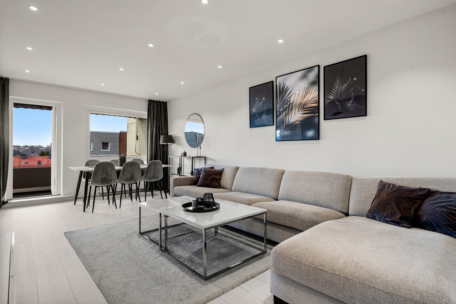 Med gjennomgående løsning og store vinduer oppleves stuen som lys og luftig. Galleribilde