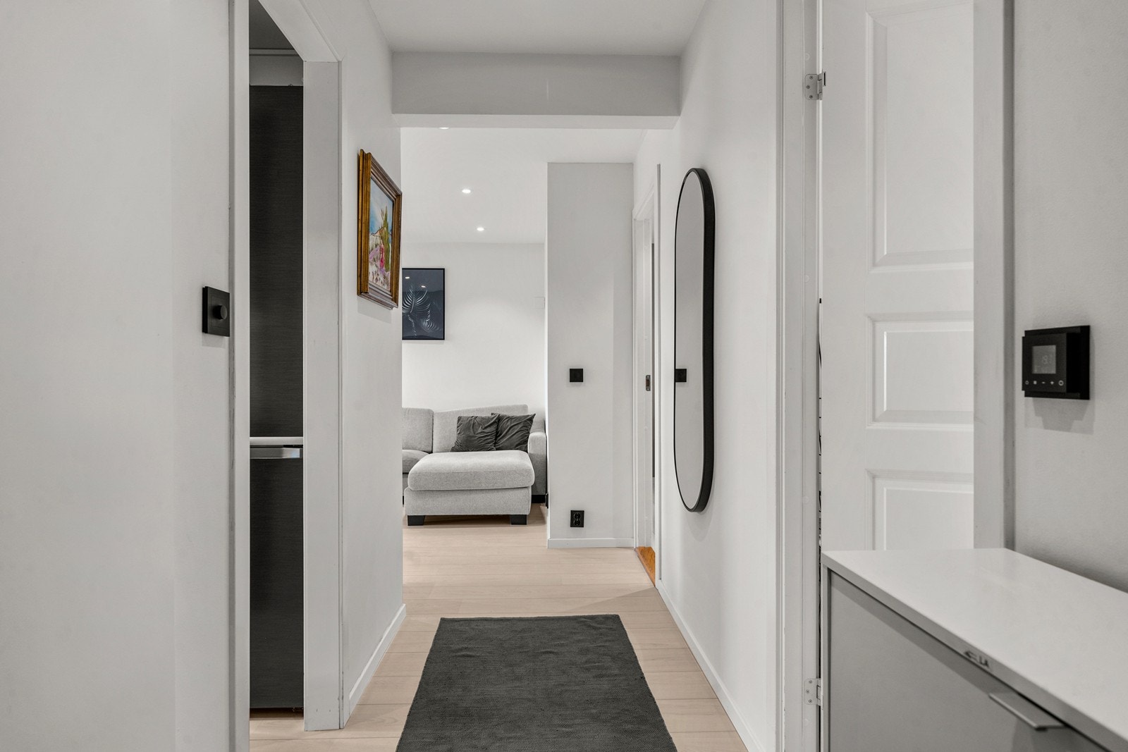 Velkommen inn! Lys entré gir et godt førsteinntrykk og hyggelig velkomst inn i leiligheten. Galleribilde