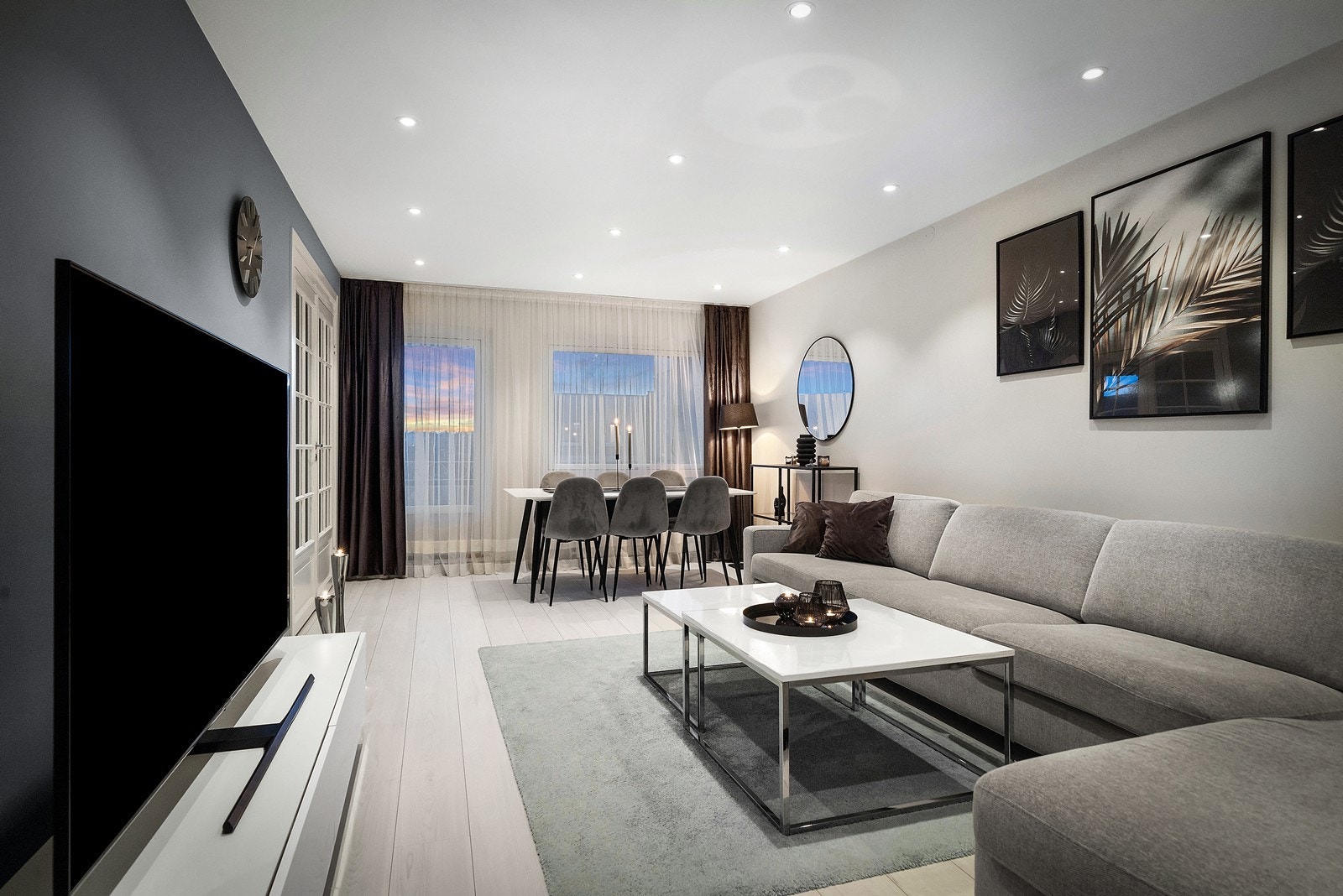 Kveldsstemningen i stuen gir rommet en avslappet atmosfære. Galleribilde