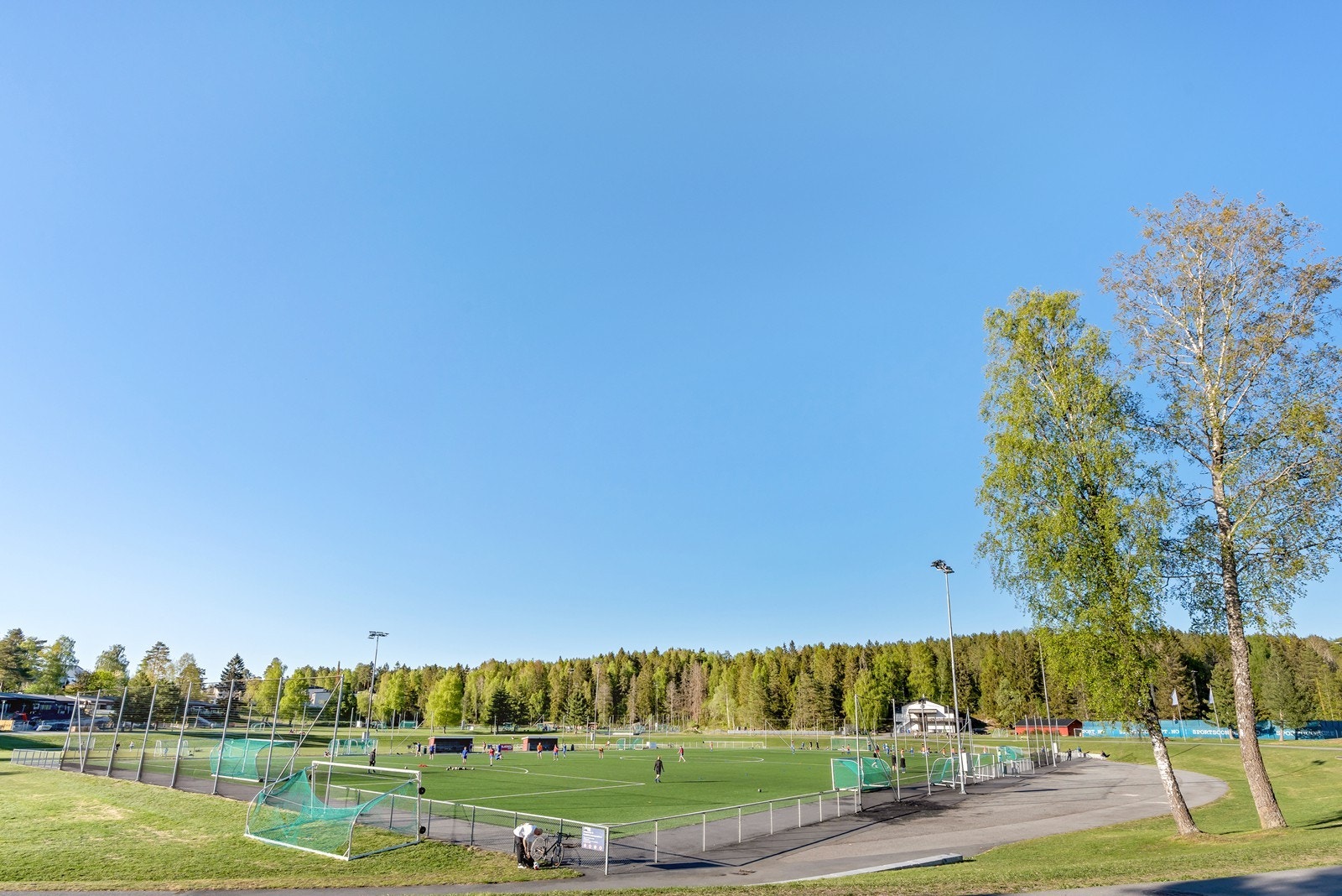 Haraløkka fotballbane er ca. 5 min kjøretur fra boligen. Galleribilde