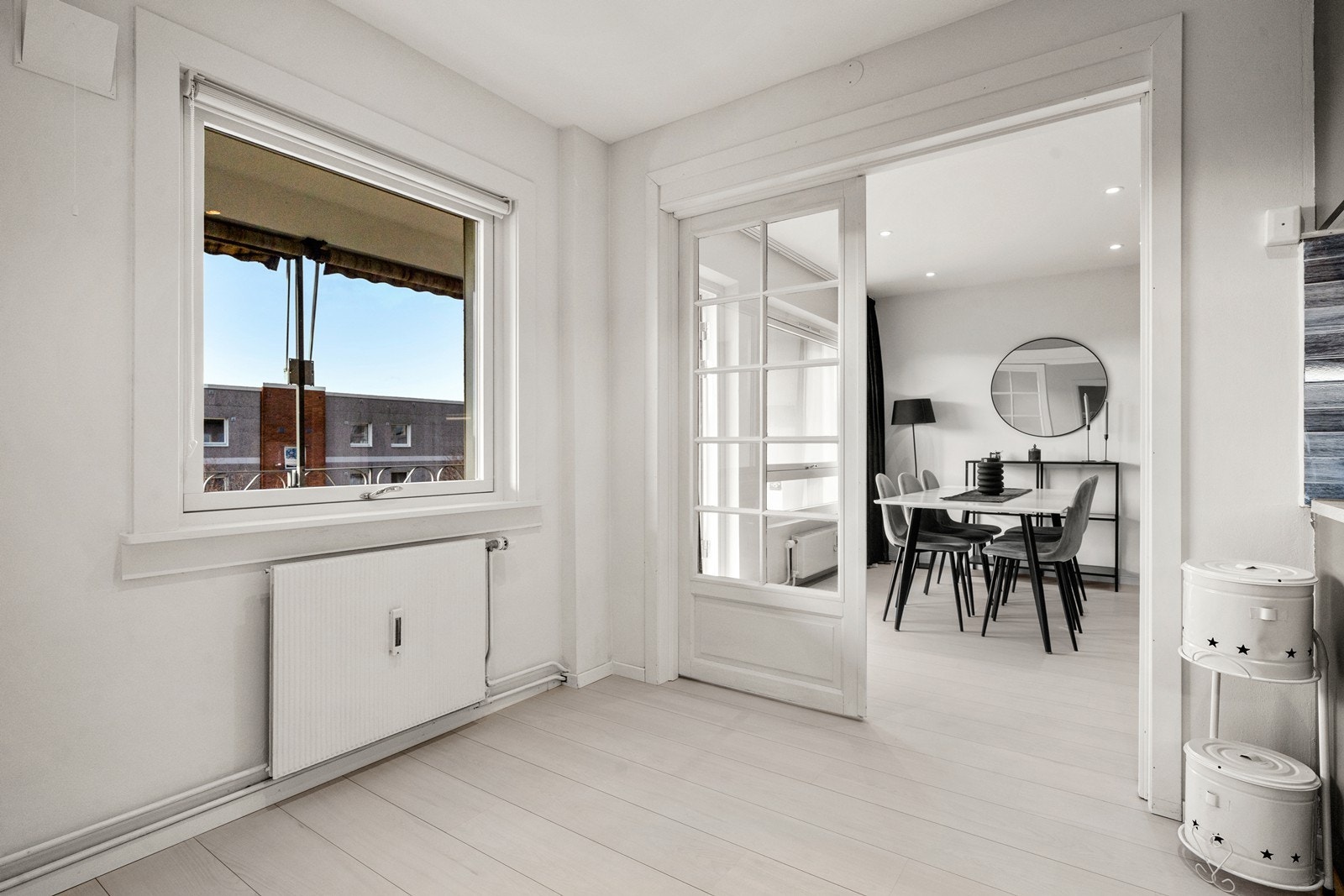 Eget kjøkkenrom med plass til spisegruppe ved vinduet. Galleribilde