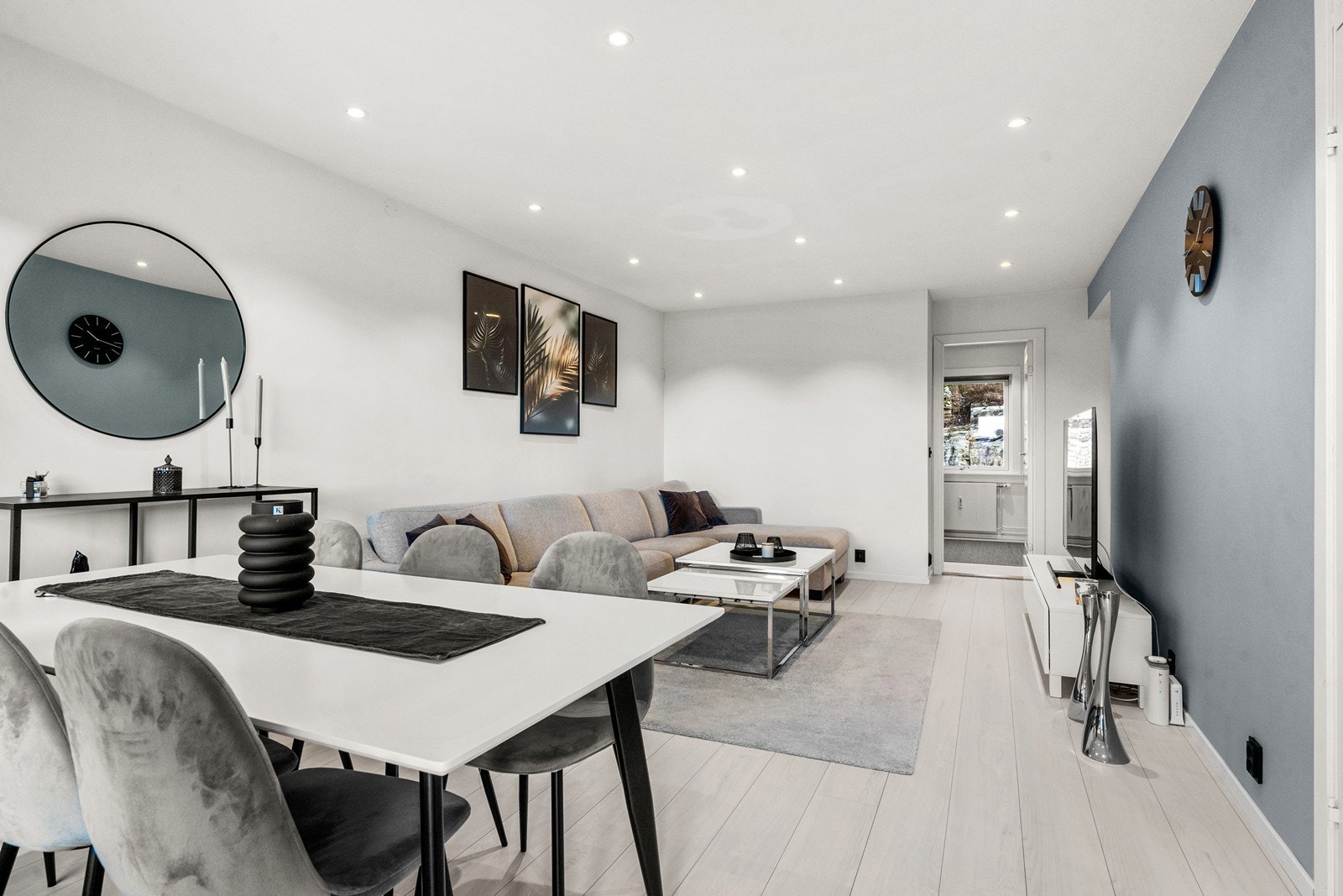 Overflatene er tidsriktig oppmalte og gulvet er belagt med laminat. Galleribilde