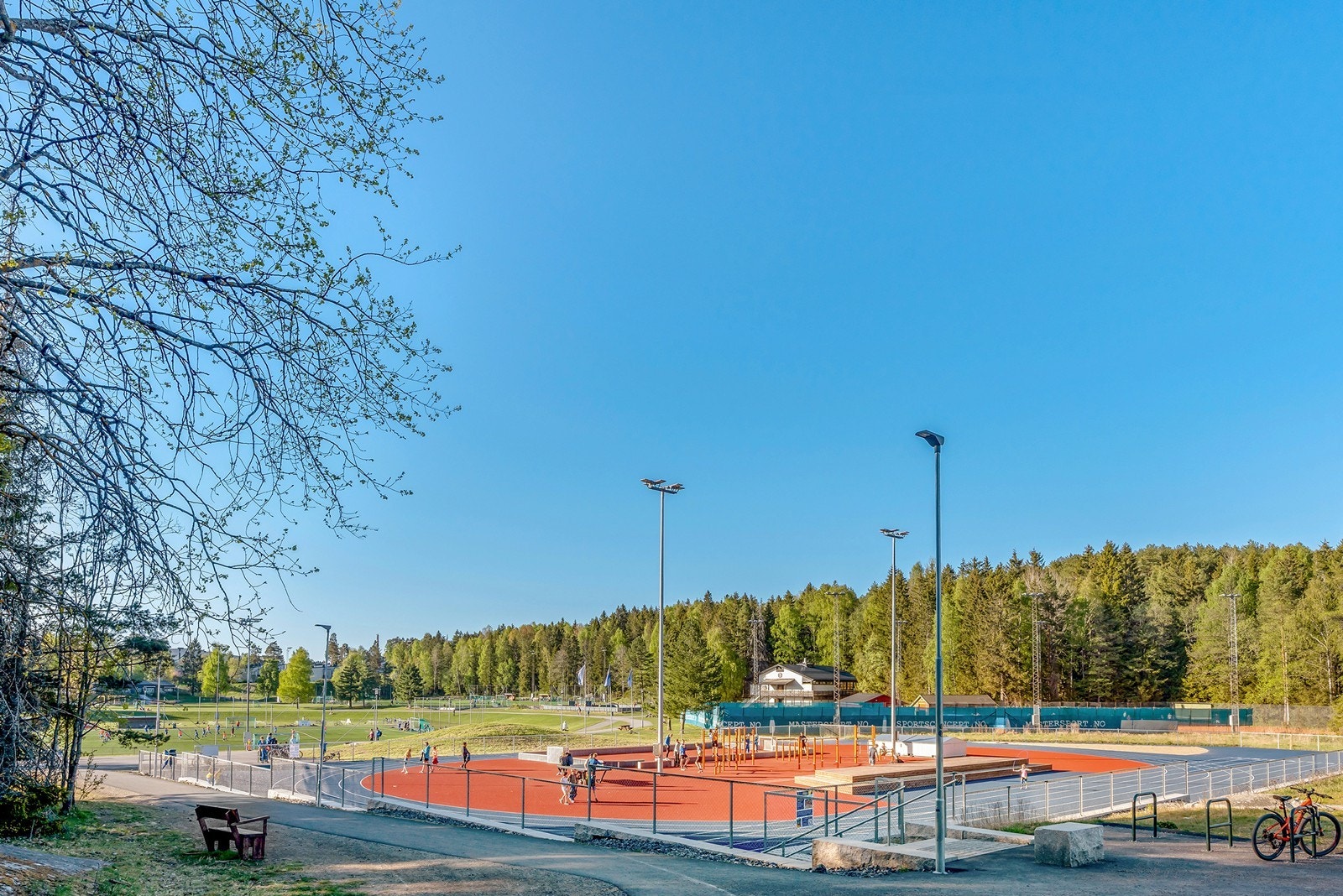 Haraløkka løpebane banen er ca. 5 min kjøretur fra boligen. Galleribilde