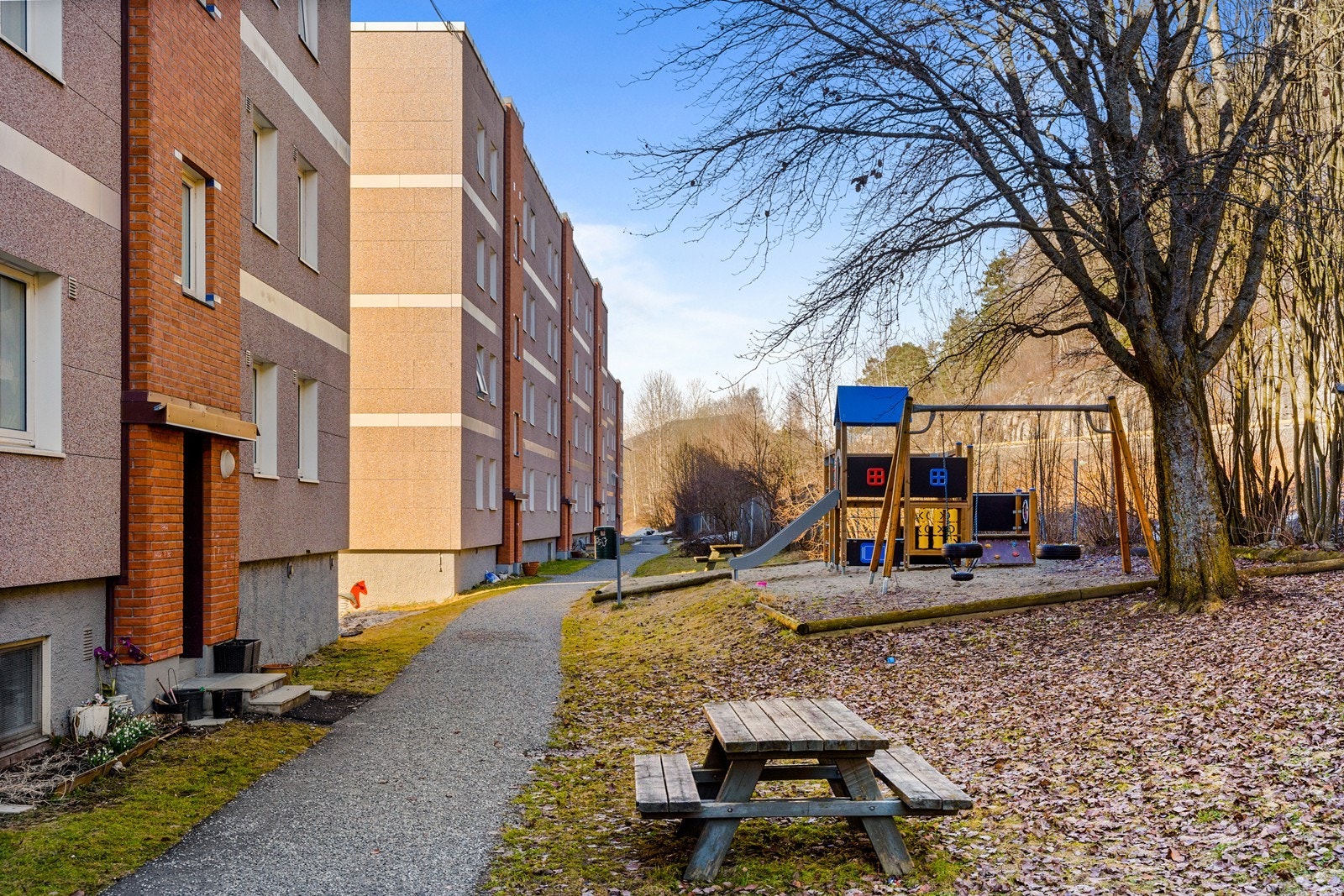 Hyggelig lekeplass for barna er rett ved boligen Galleribilde