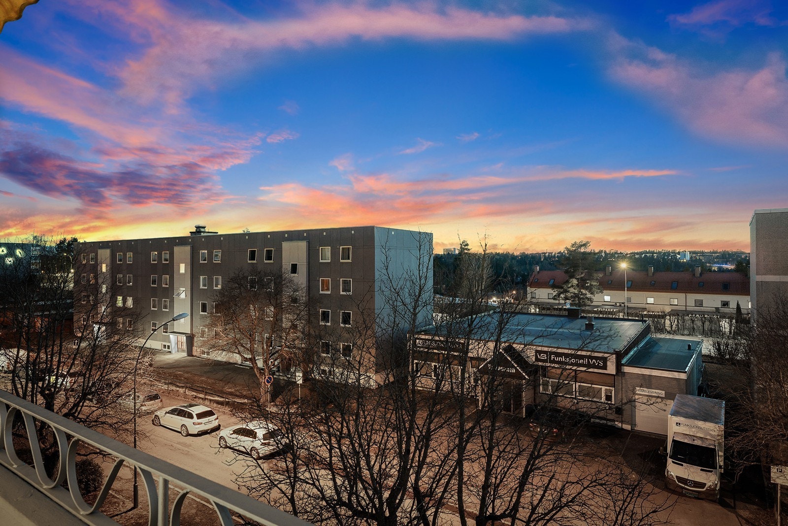 Nydelig kveldsstemning i Martin Linges vei. Galleribilde