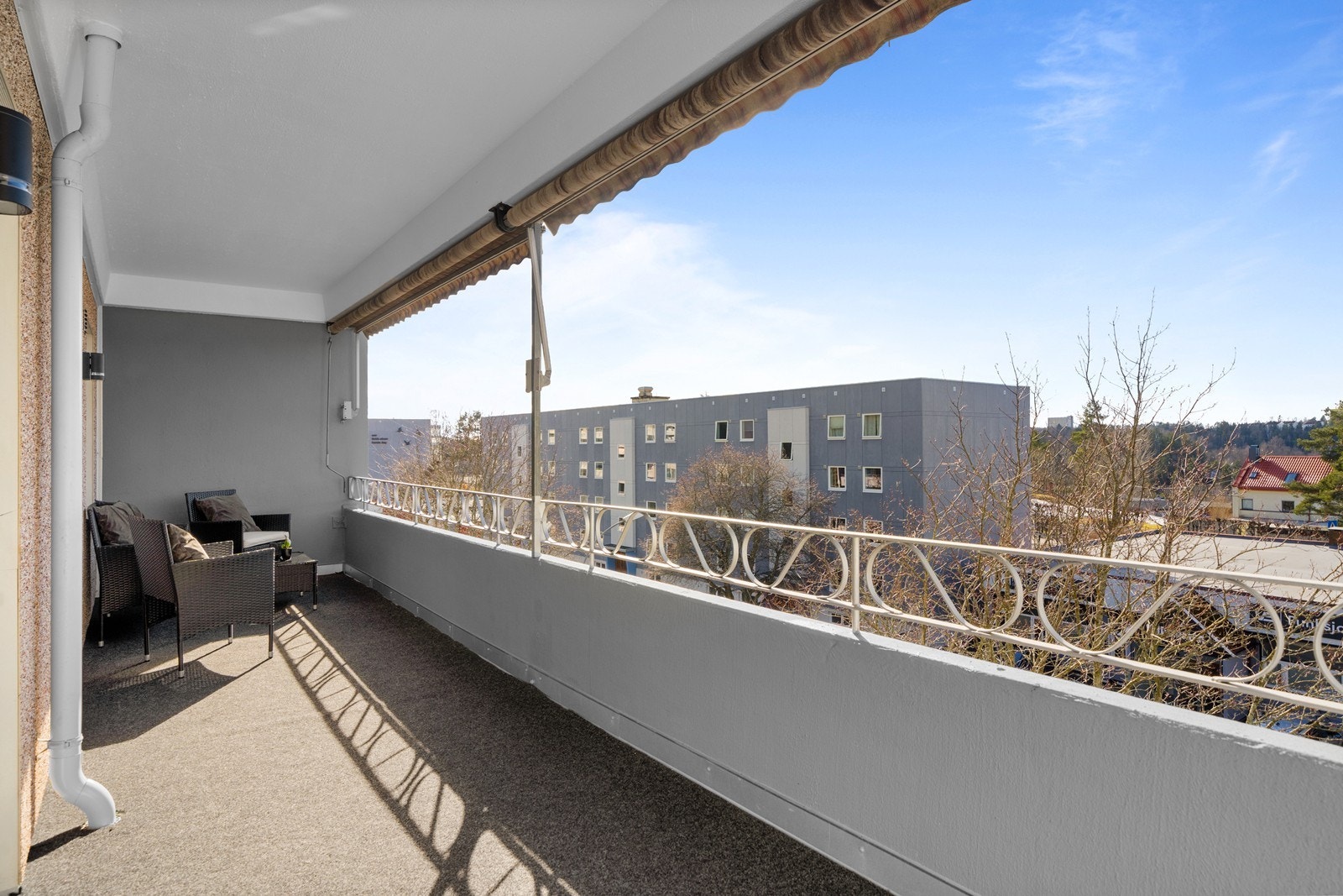 Overbygd balkong på hele 15 m², vendt mot vestlige solforhold. Galleribilde