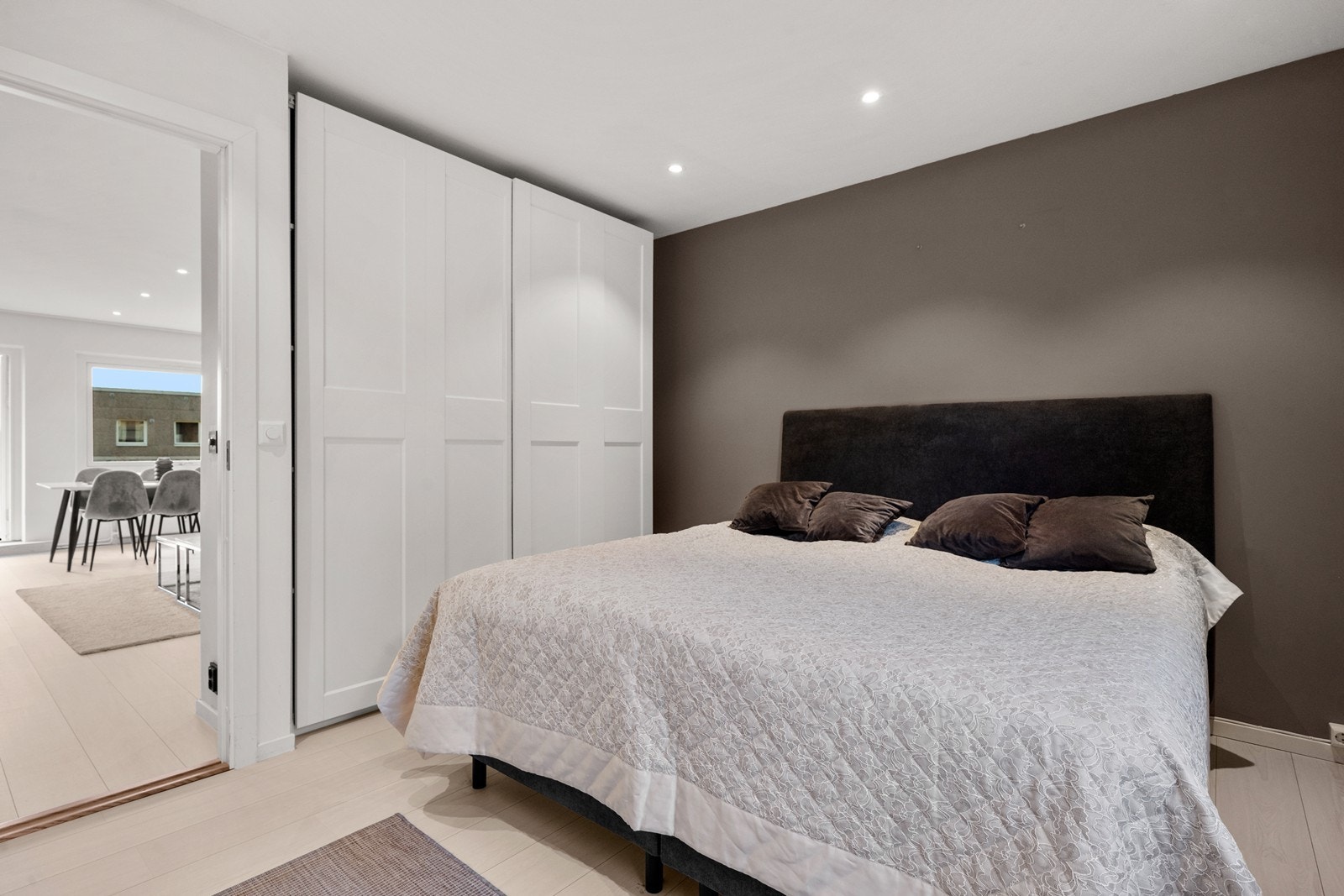 Her har god plass til både stor seng og garderobe. Galleribilde