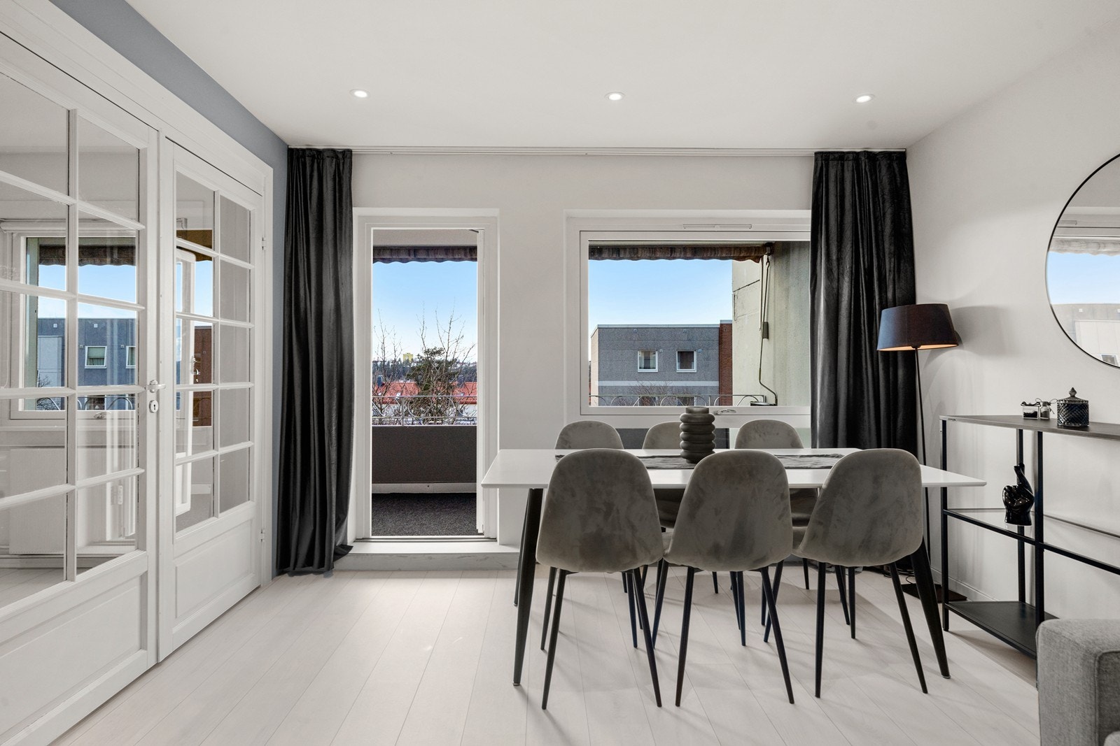 Fra stuen er det utgang til balkongen. Galleribilde