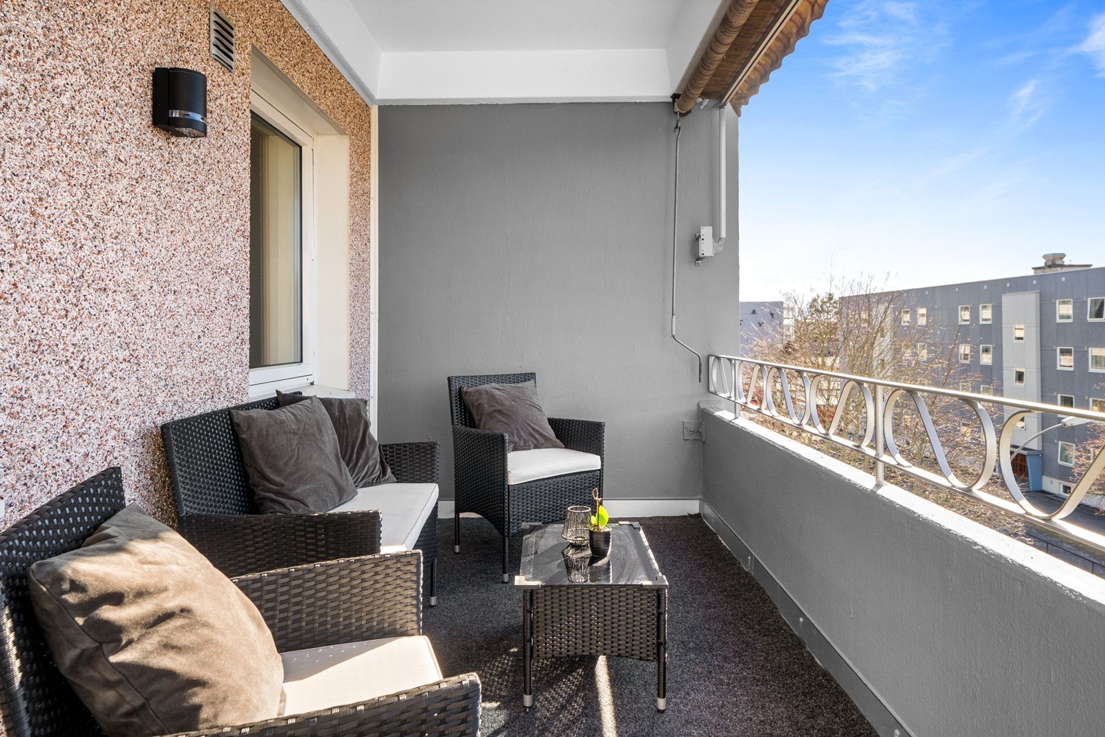 Fra balkongen er det åpent utsyn over borettslagets fellesområder. Galleribilde