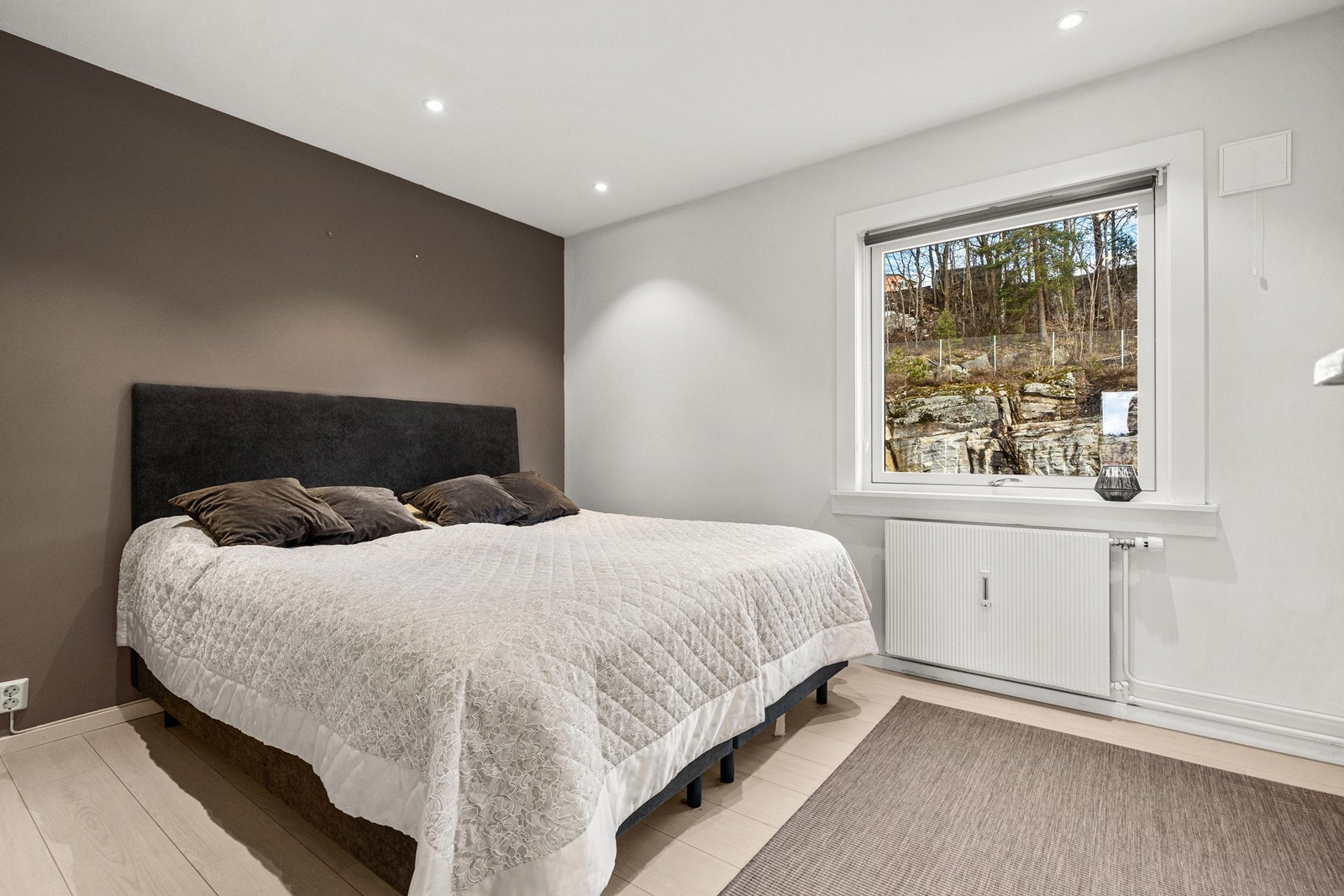 Hovedsoverommet ligger i tilknytning til stuen/gangen. Galleribilde