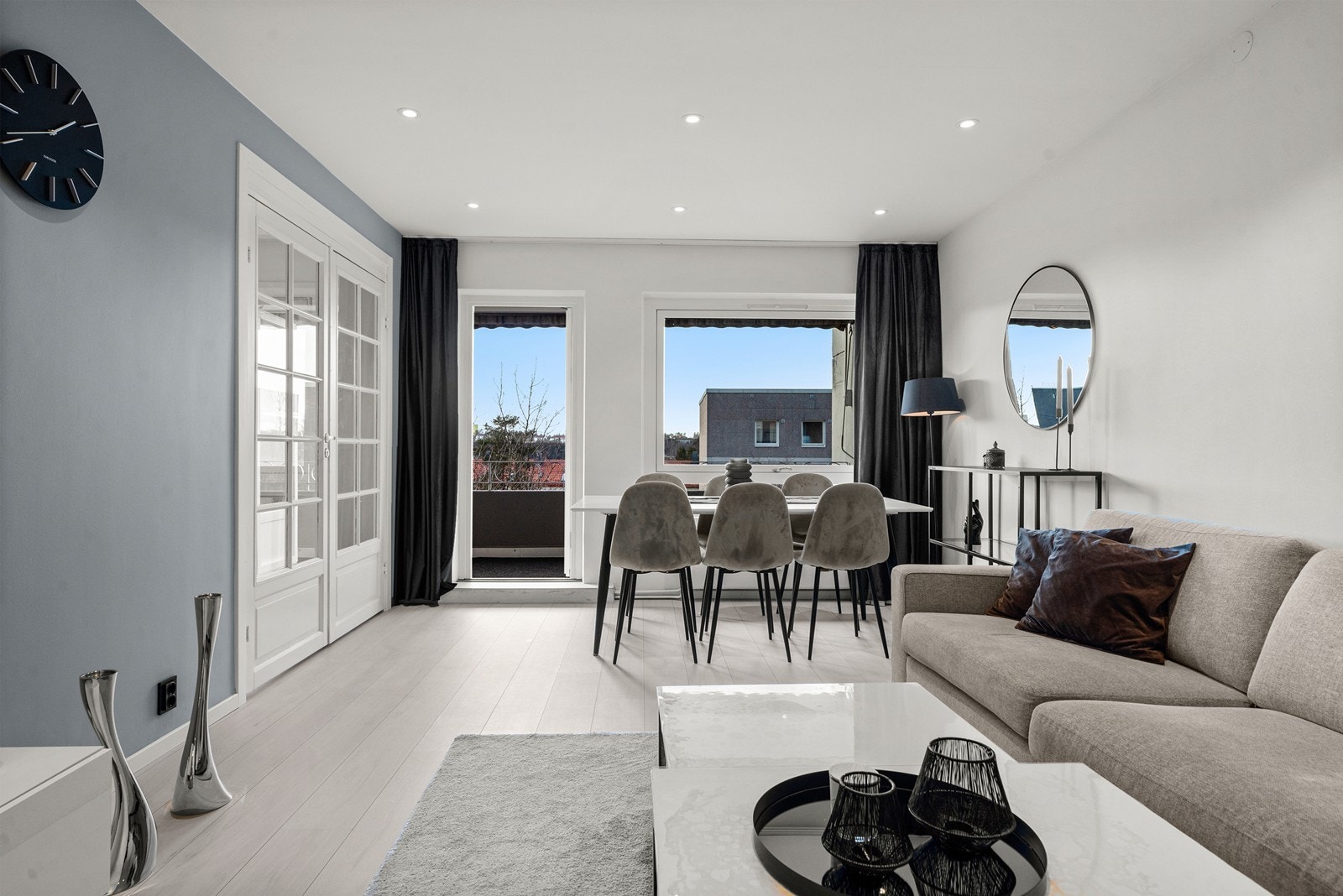 I stuen er det plass til både sofagruppe og spisebord. Galleribilde