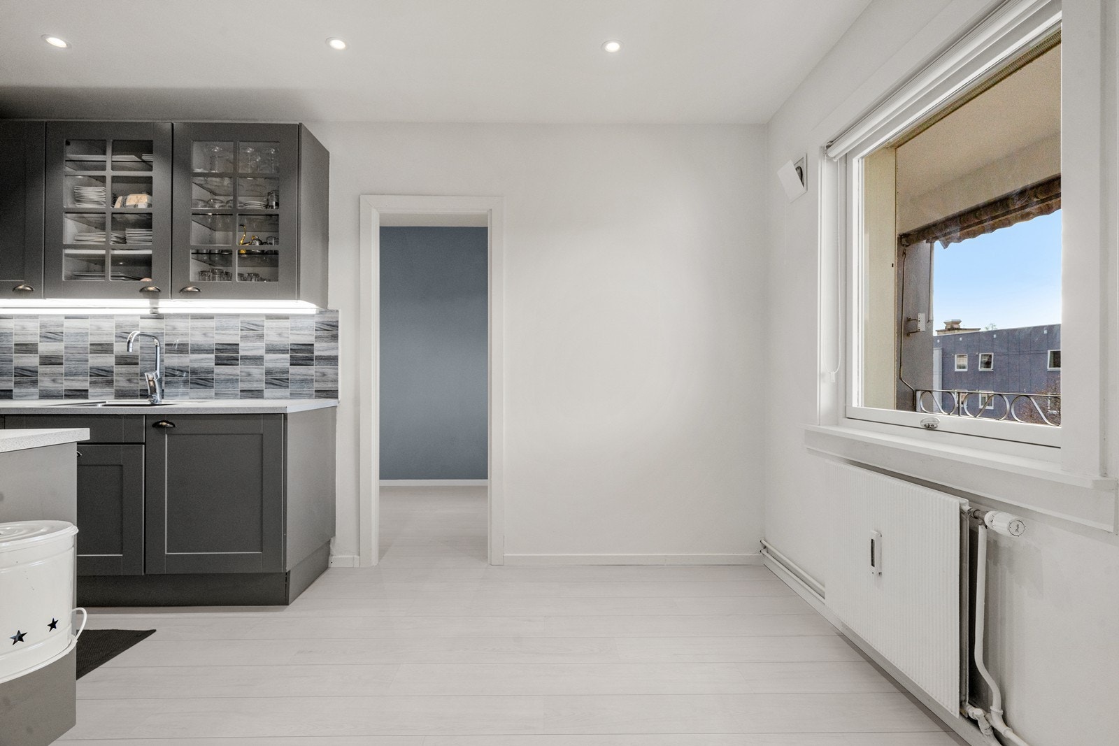 Et av tre soverom ligger i tilknytning til kjøkkenet. Galleribilde