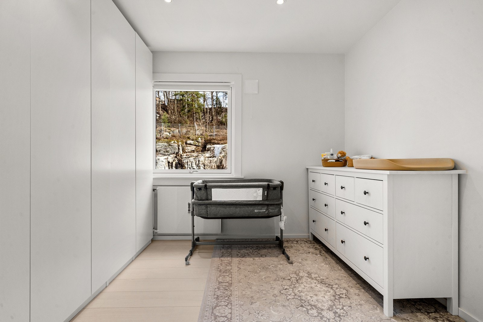 Soverom nr.3 ligger i tilknytning til entreen. Dette rommet kan benyttes som barnerom, gjesterom eller kontor. Galleribilde