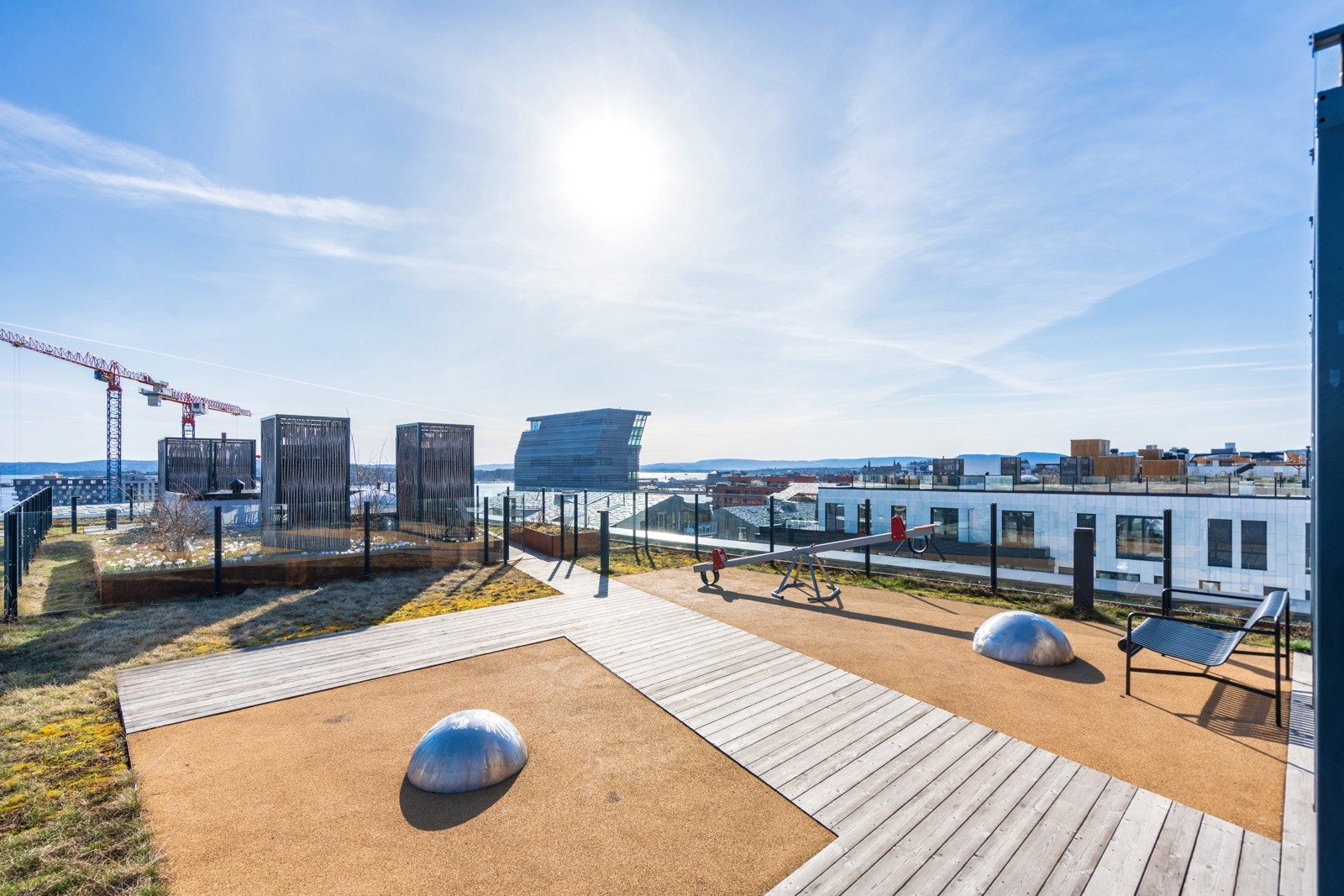 Felles takterrasse med sittegruper i ulike soner. Galleribilde