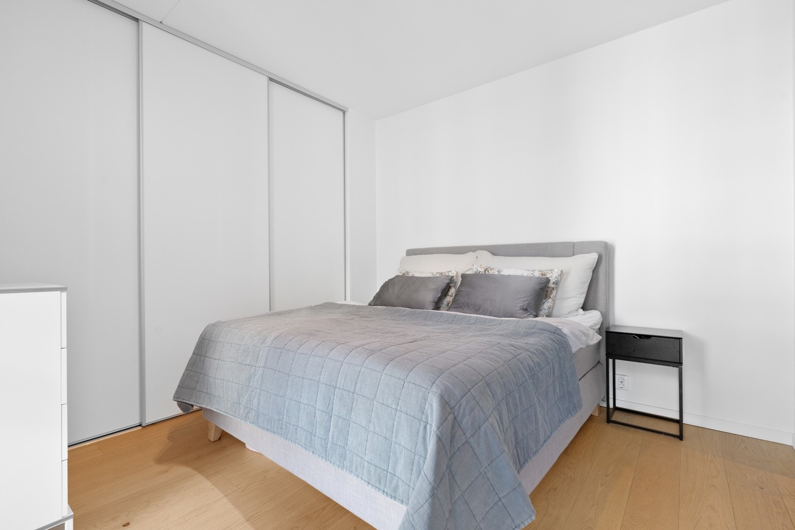 Romslig Rival skyvedørsgarderobe med innredning gir ytterligere lagringsplass. Galleribilde
