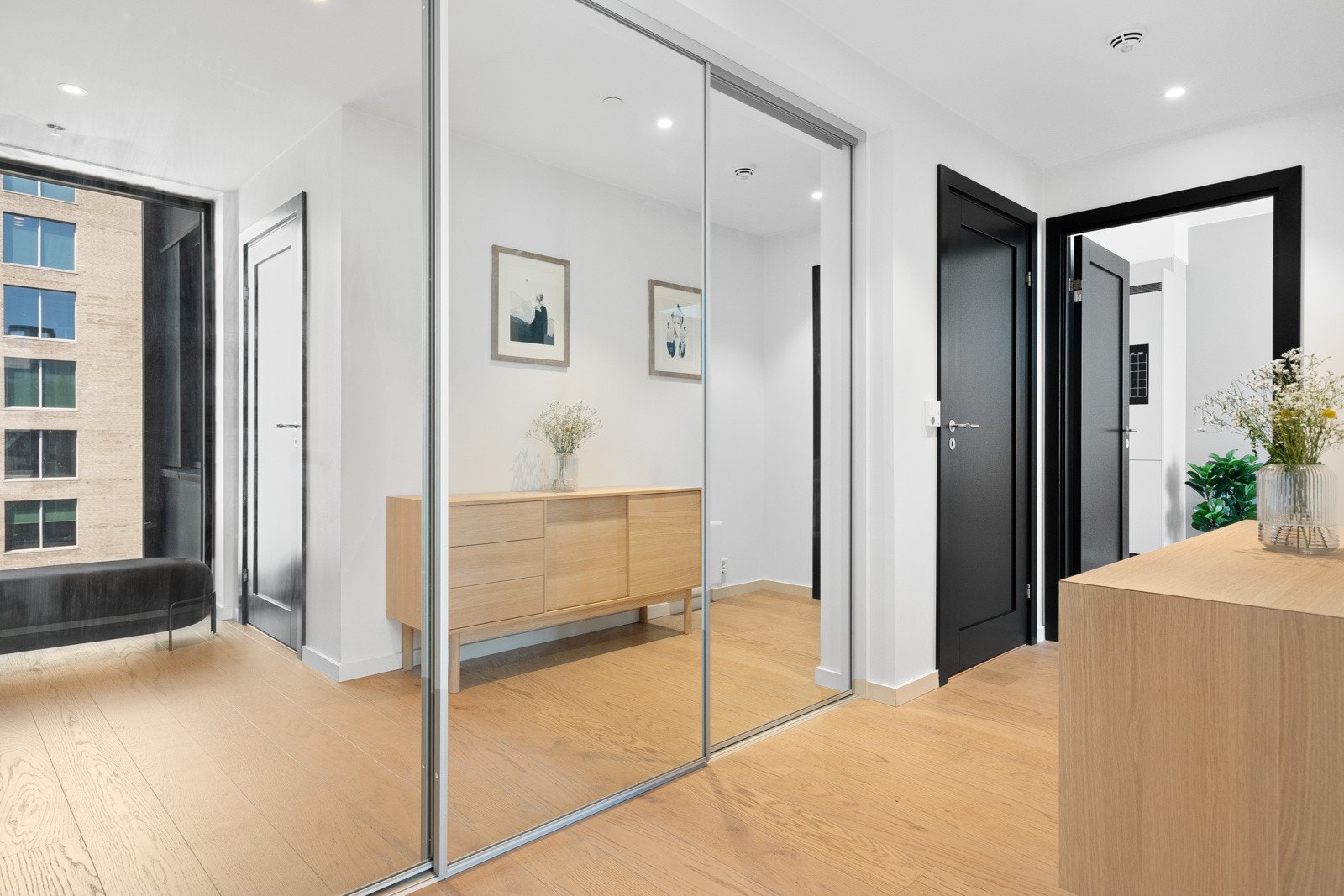 Innbydende entré med plass til oppbevaring av yttertøy og sko. Ytterligere lagringsplass i flott Rival skyvedørsgarderobe med innredning og speilfronter. Galleribilde