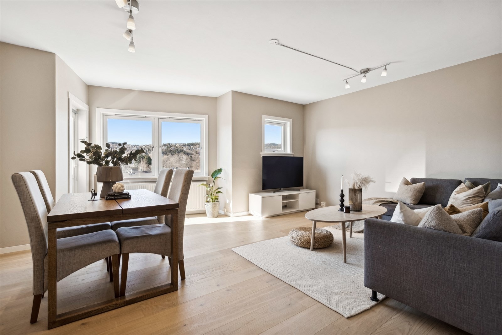 Leiligheten har rikelig med rom for trivsel, med stue på 24 m² og balkong på 3,8 m². Galleribilde