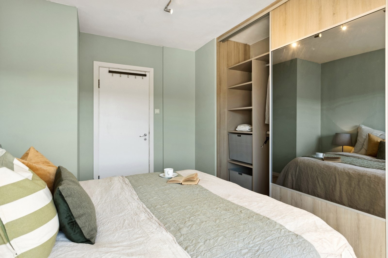 Det er god plass til dobbeltseng og det er etablert skyvedørsgarderobe. Galleribilde