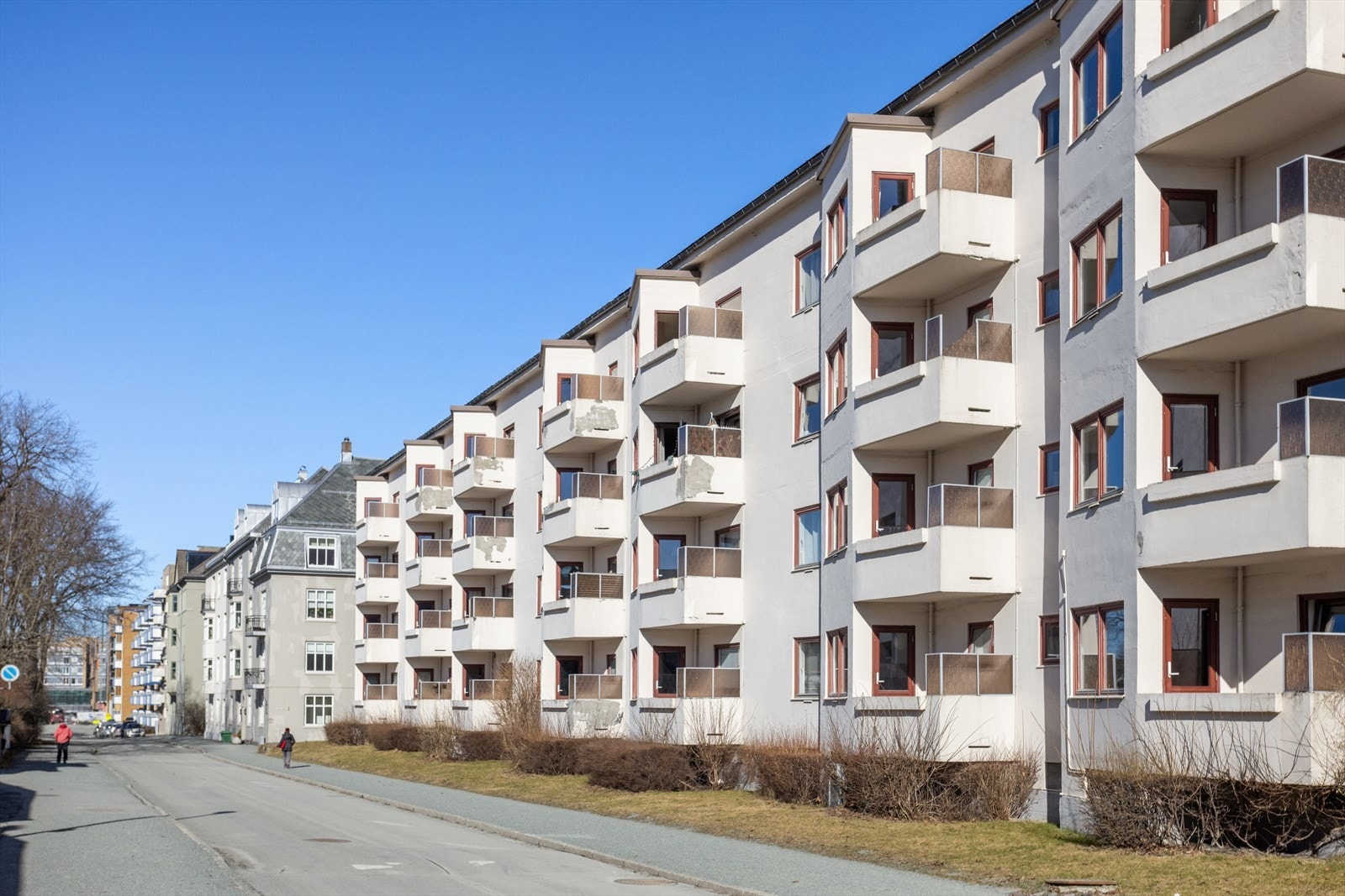 Bygget er fra 1948 og er del av Øya/Elgesesters flotte murhusbebyggelse. Galleribilde