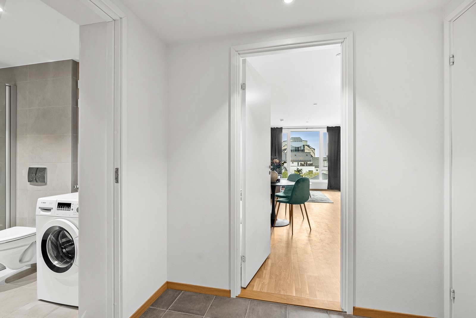 Entréen har flislagt gulv, god plass til oppbevaringsmøblement og tilknytning til bod/teknisk rom. Galleribilde