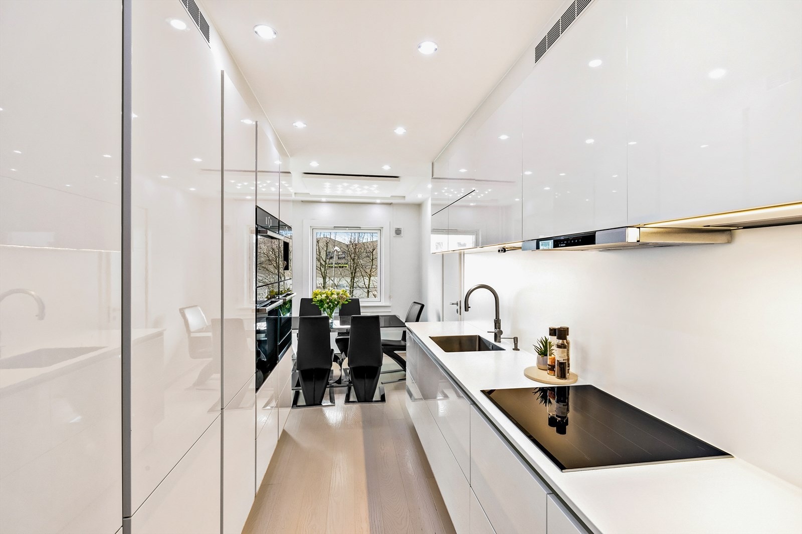 I det moderne kjøkkenet stråler kvalitet og funksjonalitet fra hvert hjørne. Den elegante designen og den sofistikerte innredningen fra Boch skaper en umiddelbar følelse av luksus og stil. Galleribilde
