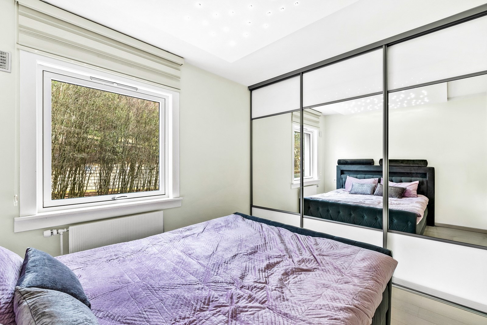 Soverommet har en skyvedørsgarderobe som tilbyr gode oppbevaringsmuligheter. Galleribilde