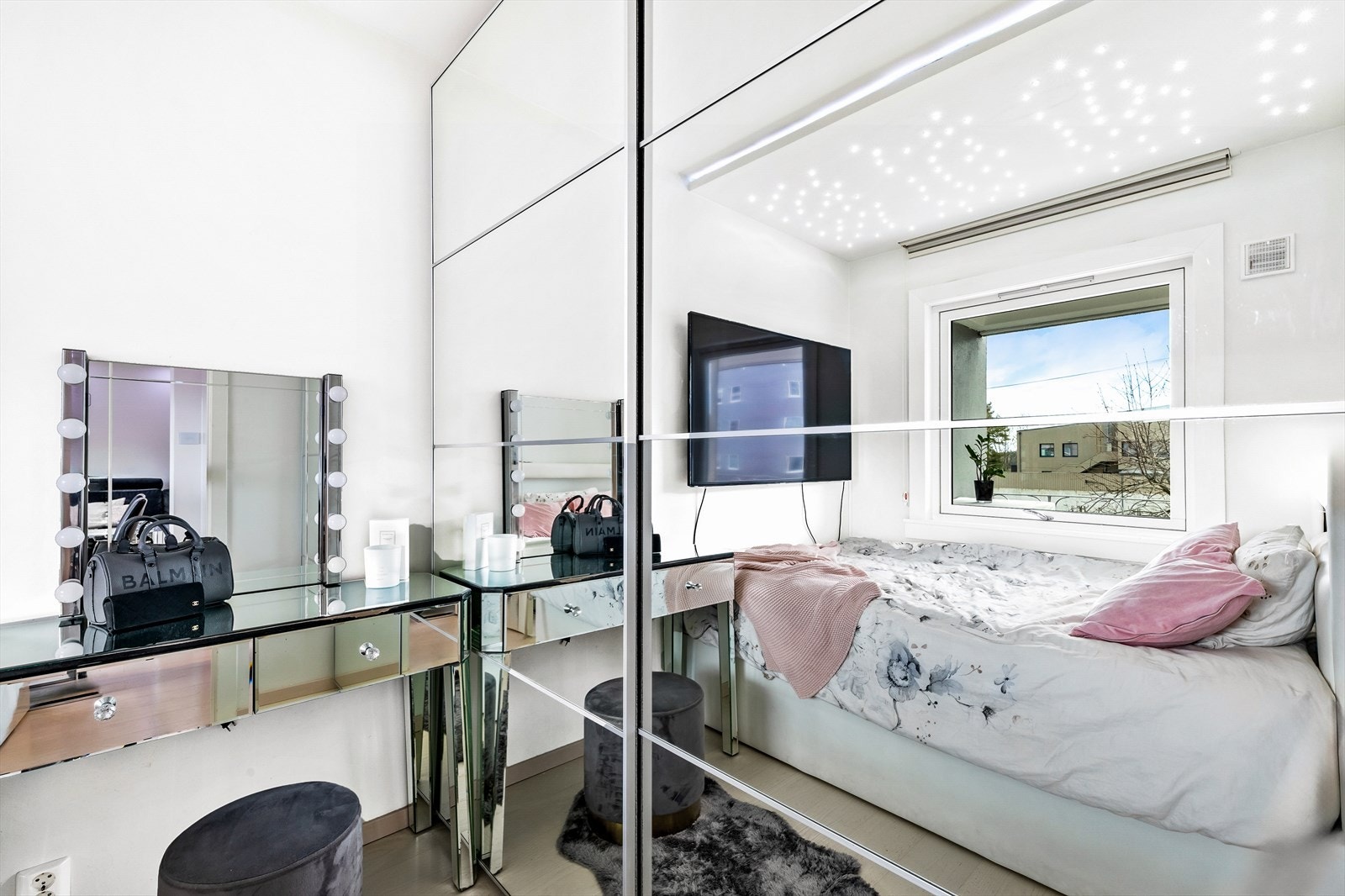 Soverom 3 med adkomst fra stuen, ønsker deg velkommen med god plass og potensiale. Galleribilde