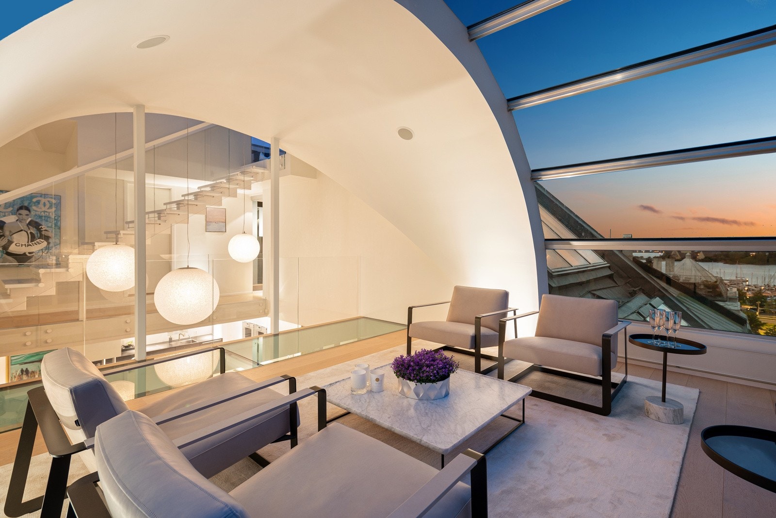 Spektakulær stue med glasskuppel og vinduer i tre himmelretninger. Galleribilde