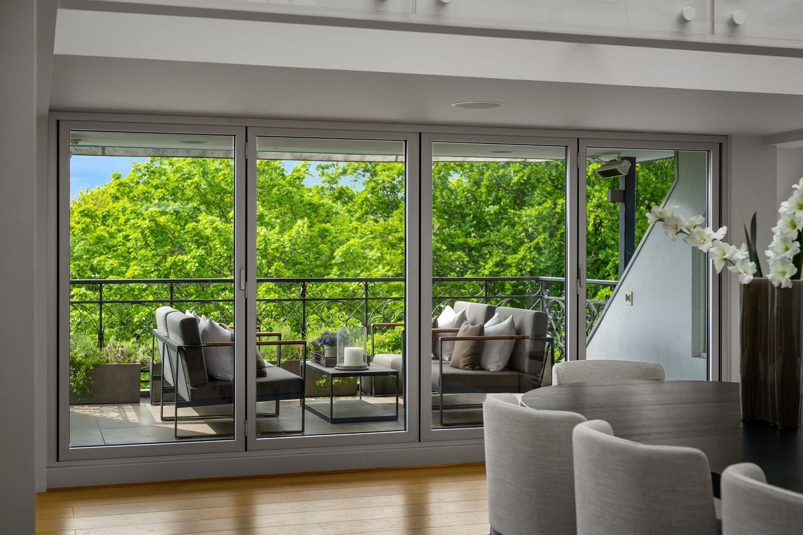 Leiligheten ligger i idylliske omgivelser i vakkert nabolag. Galleribilde