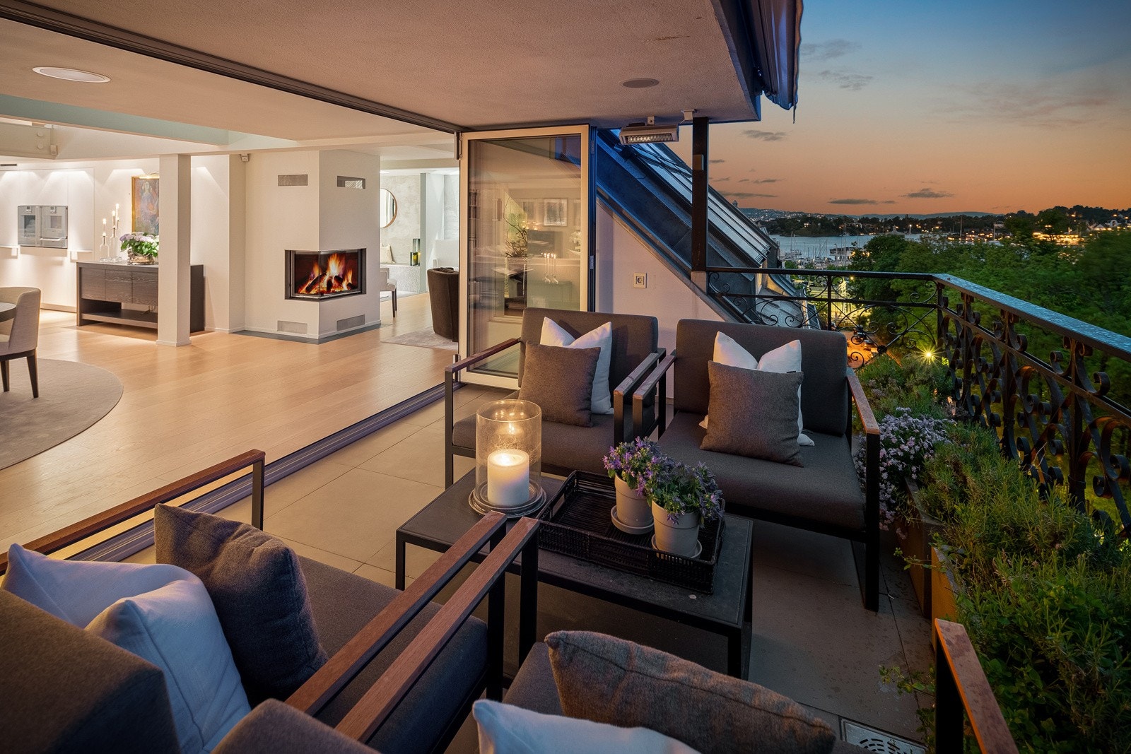 Leiligheten er rikt utstyrt med integrerte høytalere både innvendig og utvendig på begge terrasser. Galleribilde