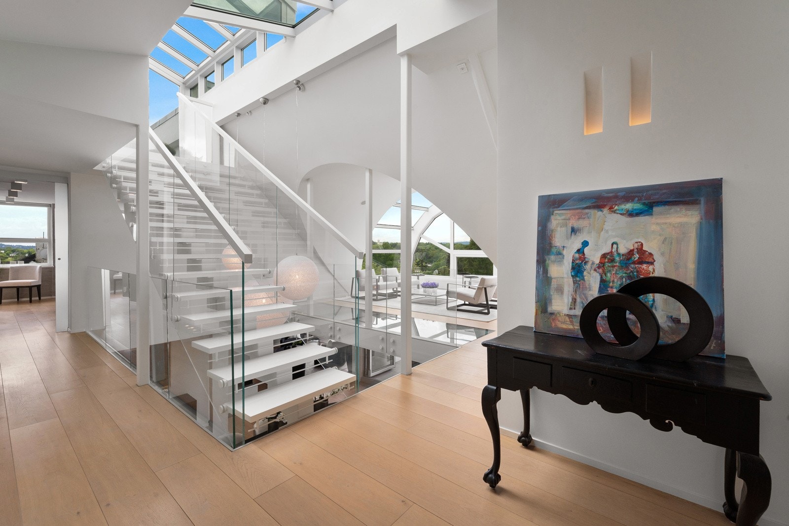 I 6. etasje ligger det tre soverom, to bad og en spektakulær stue. Galleribilde