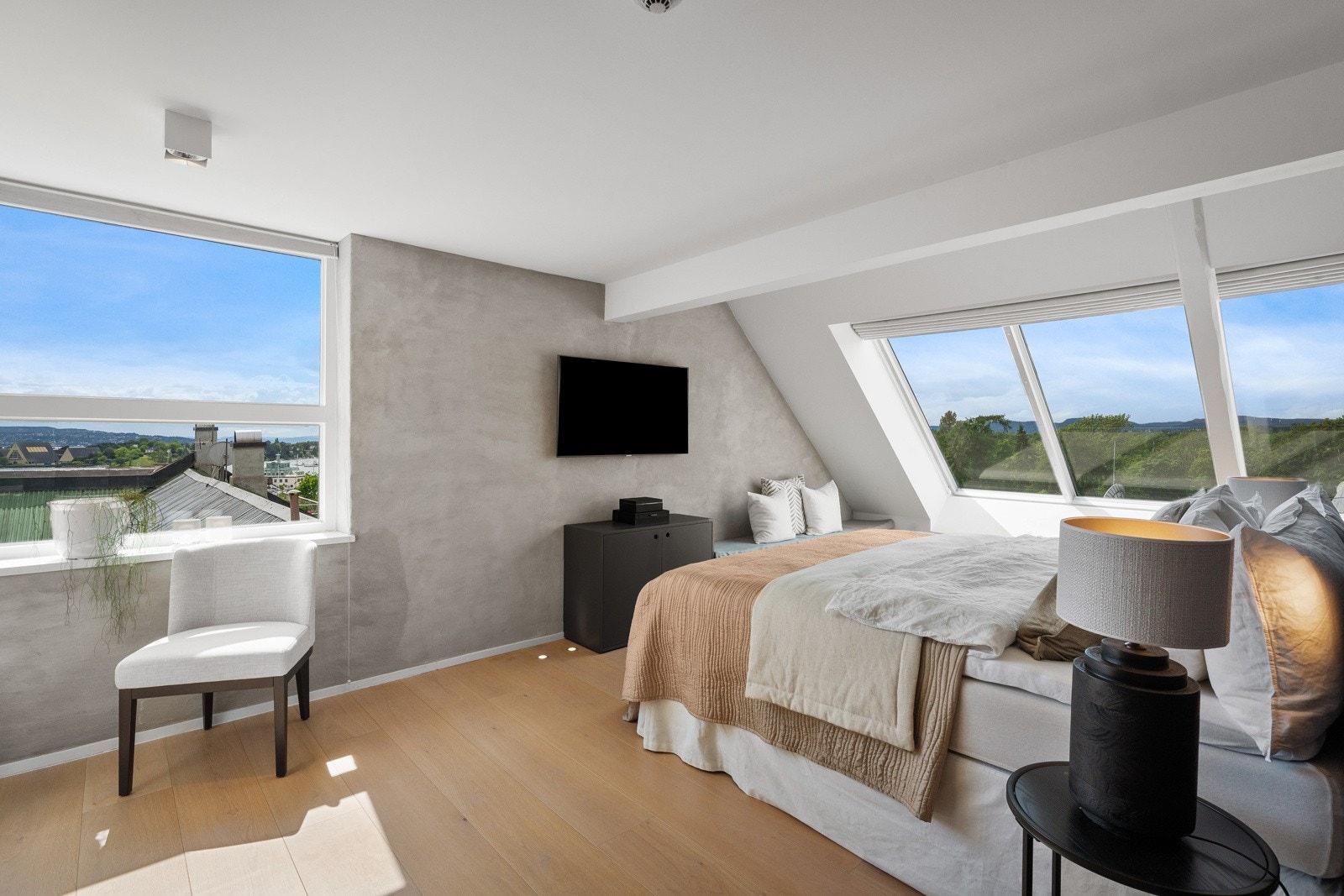 Svært romslig hovedsoverom som ligger i suiteløsning med eget bad og garderoberom. Galleribilde