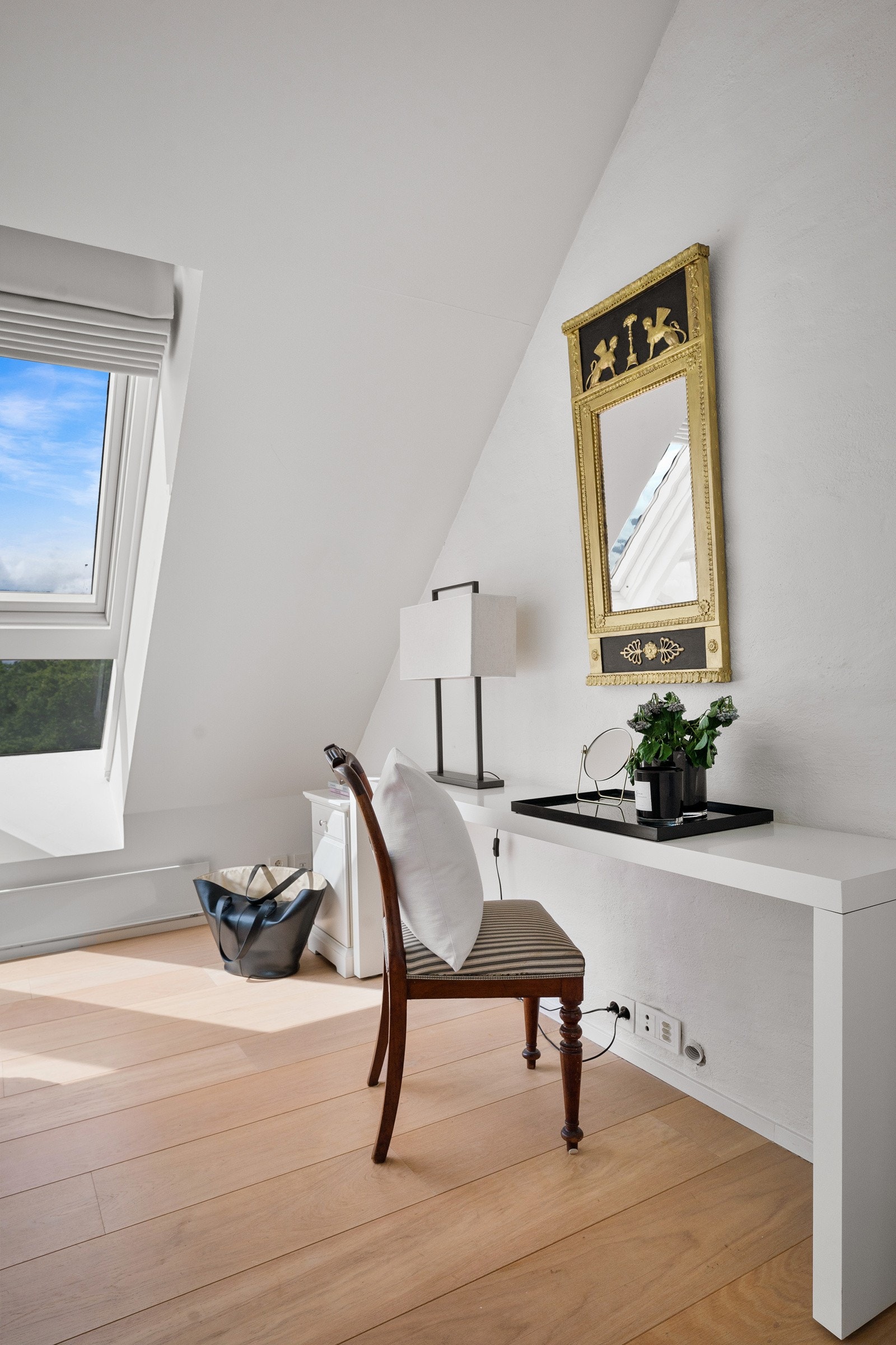 Fine muligheter for hjemmekontor på soverom nr. 2. Galleribilde