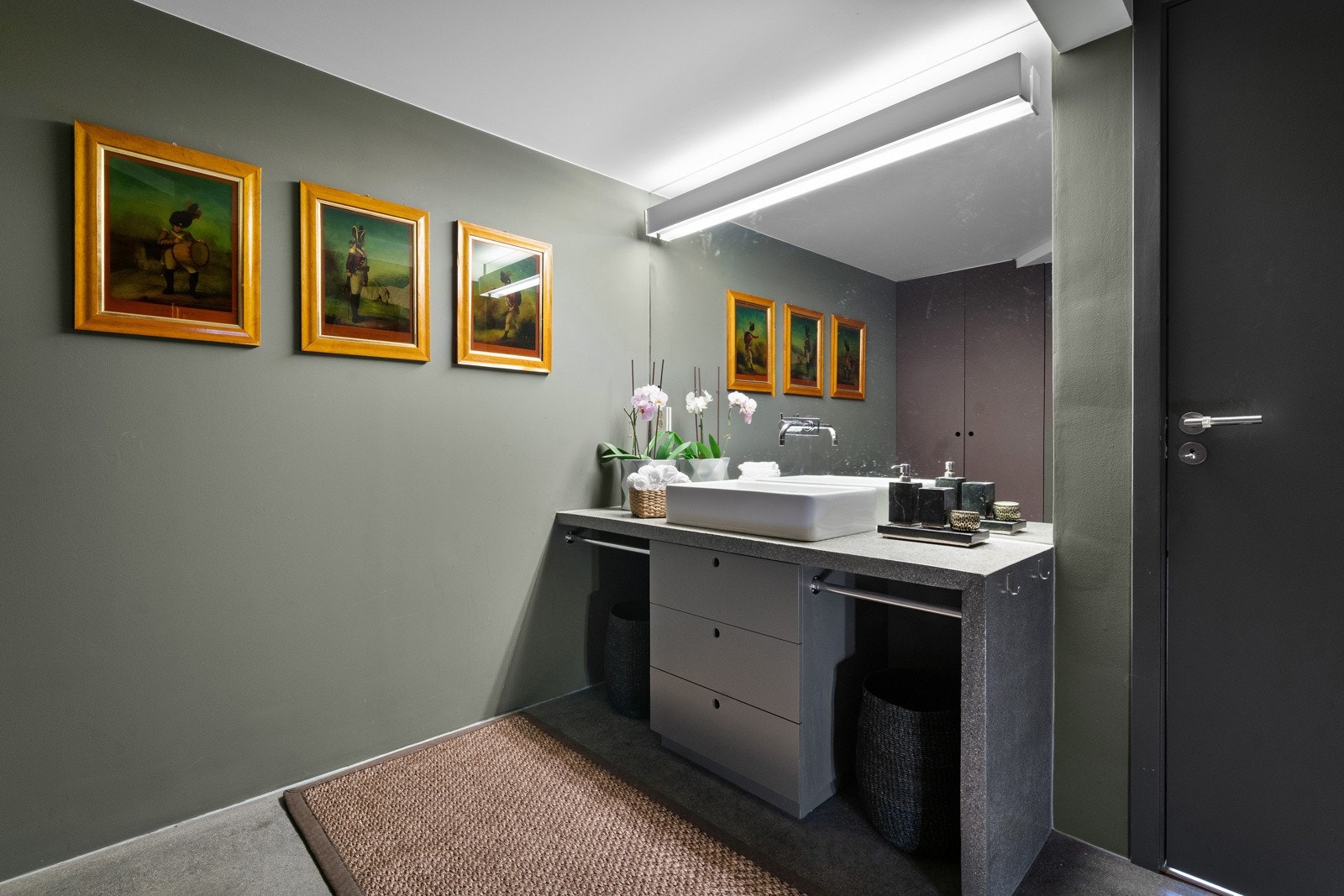 Gjestetoalettet har også adkomst til to praktiske rom for oppbevaring. Galleribilde