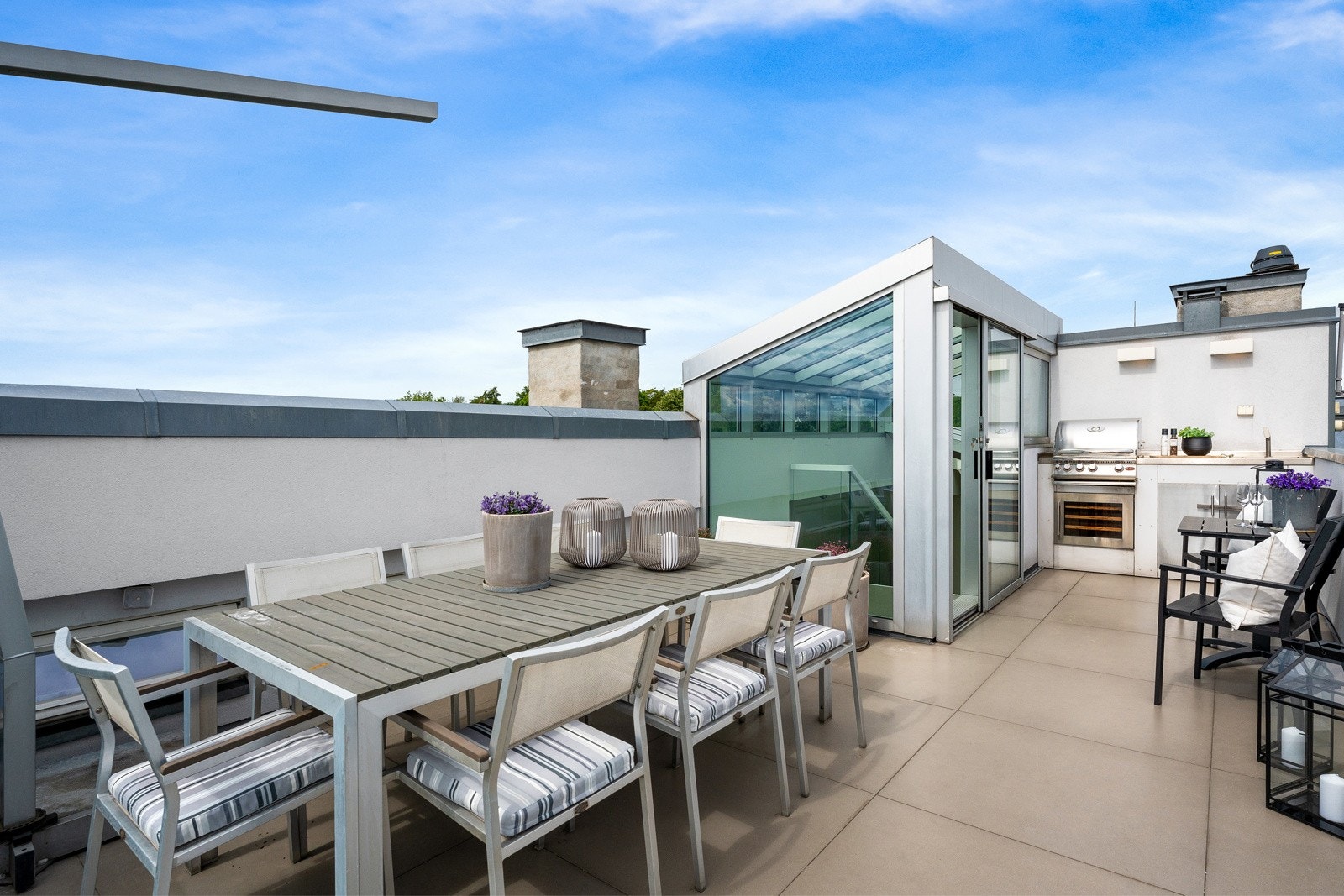 Flott utekjøkken som er tilkoblet vann og avløp. Galleribilde