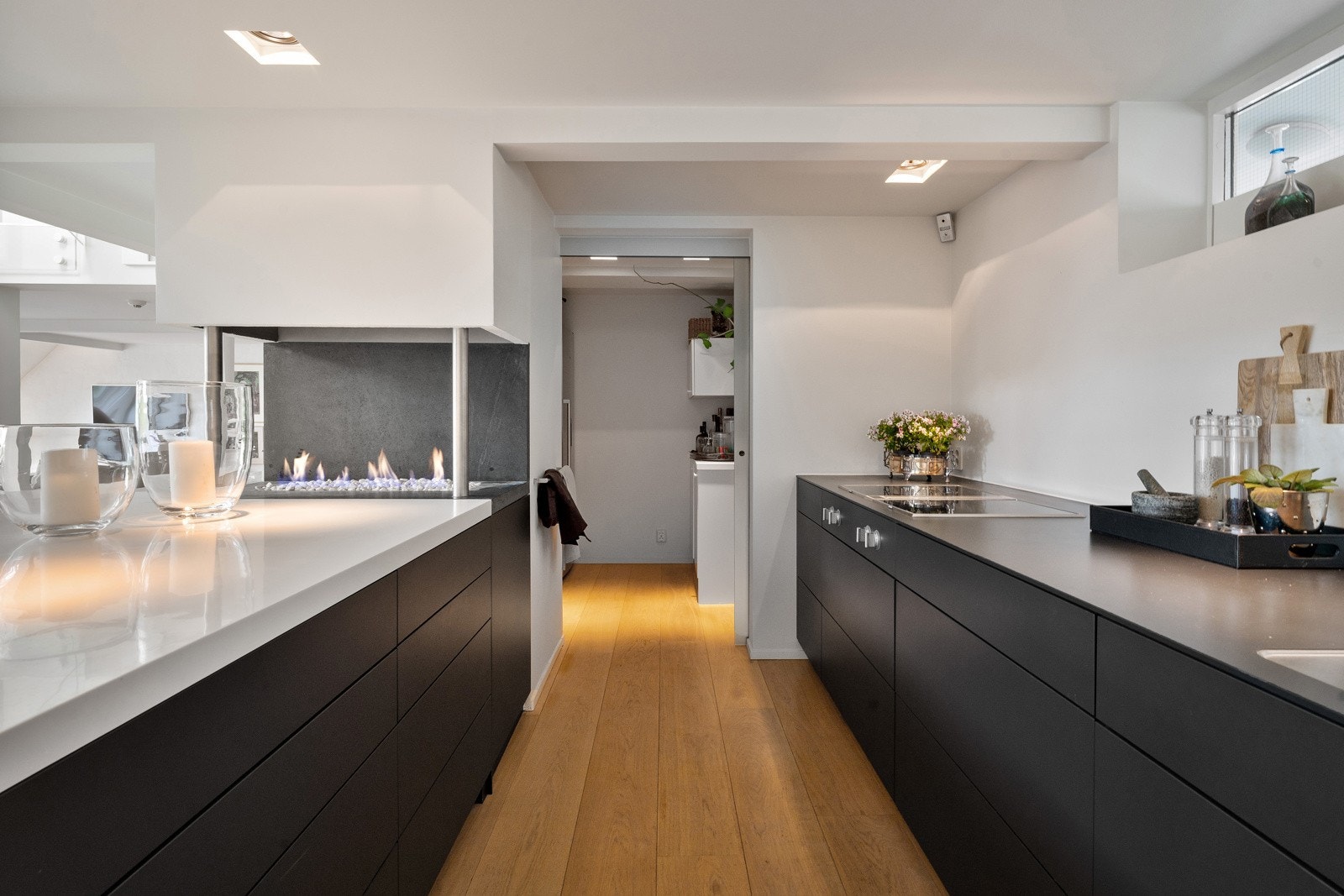 I tilknytning til kjøkkenet, ligger det praktisk anretning med ekstra kjøl/frys og oppbevaring. Galleribilde