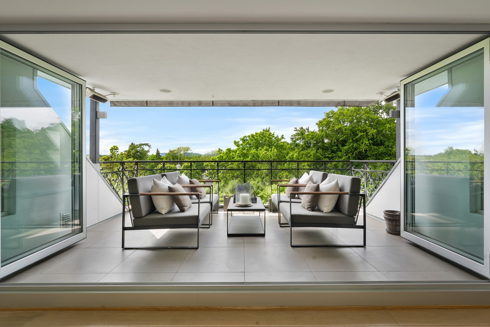 Stor terrasse mot vest. Galleribilde