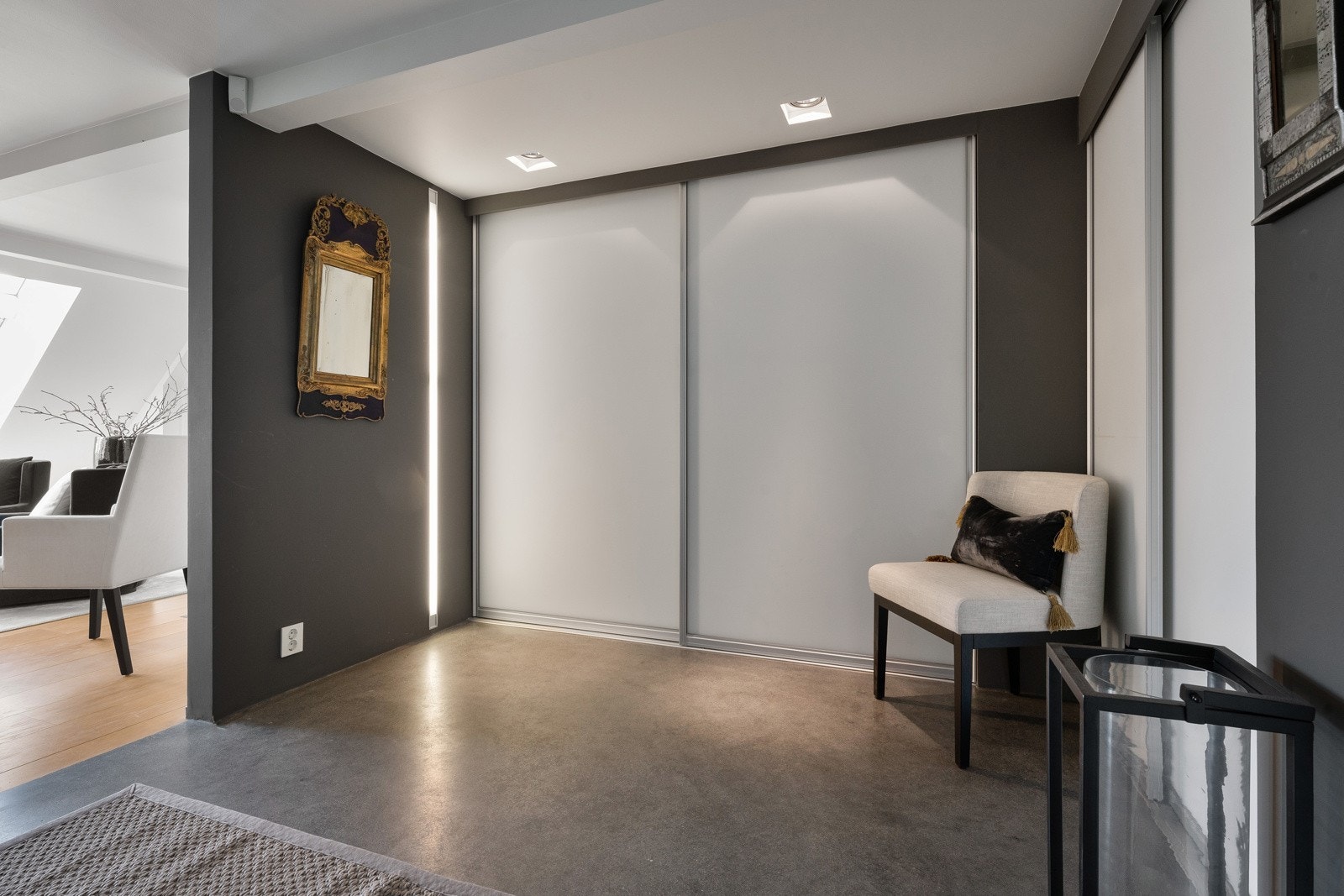 Det ble benyttet lysdesigner i forbindelse med ombygningen og boligen er rikt utstyrt med belysning fra bl.a. anerkjente Deltalight. Galleribilde