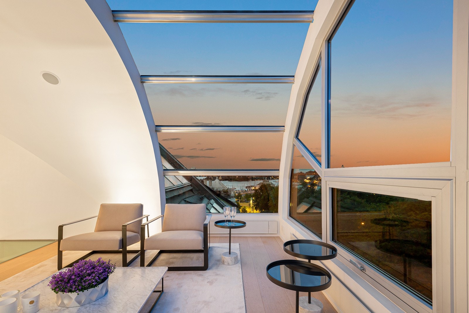 Spektakulær stue med glasskuppel og vinduer i tre himmelretninger. Galleribilde