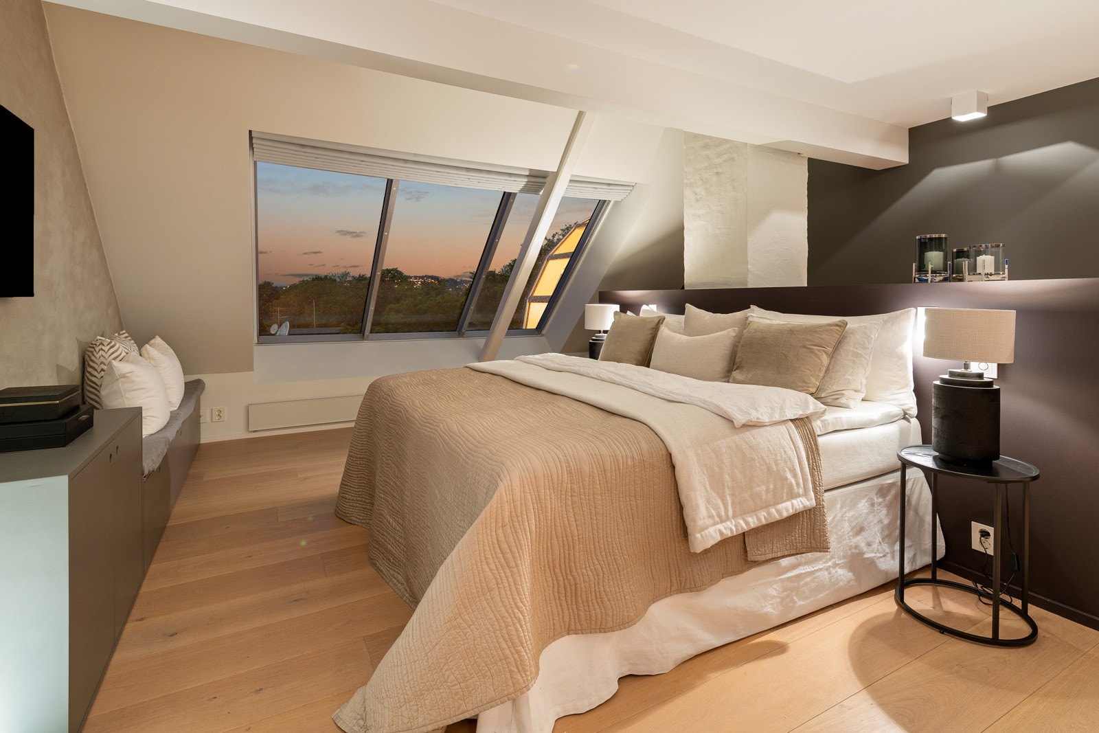 Stort hovedsoverom som ligger i suiteløsning med eget bad og garderoberom. Galleribilde