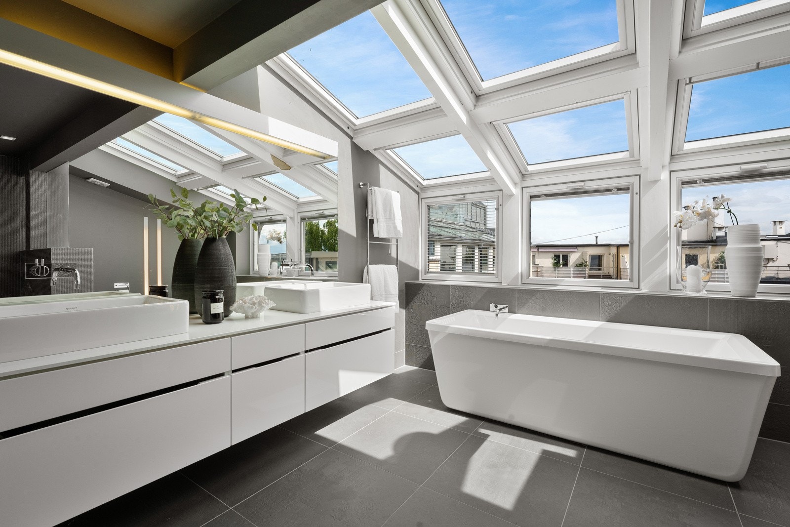 Lekkert velværebad med både badekar og stor dusj i egen nisje. Galleribilde