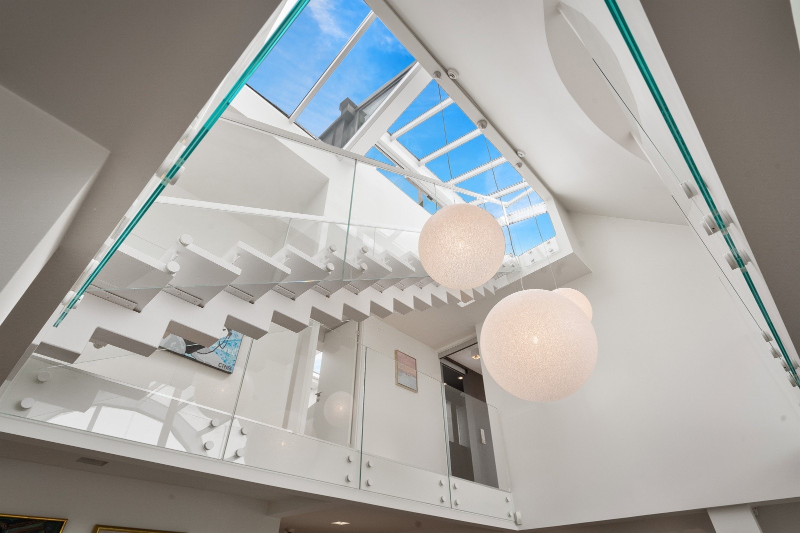 Glasstak fører lyset gjennom leiligheten. Galleribilde