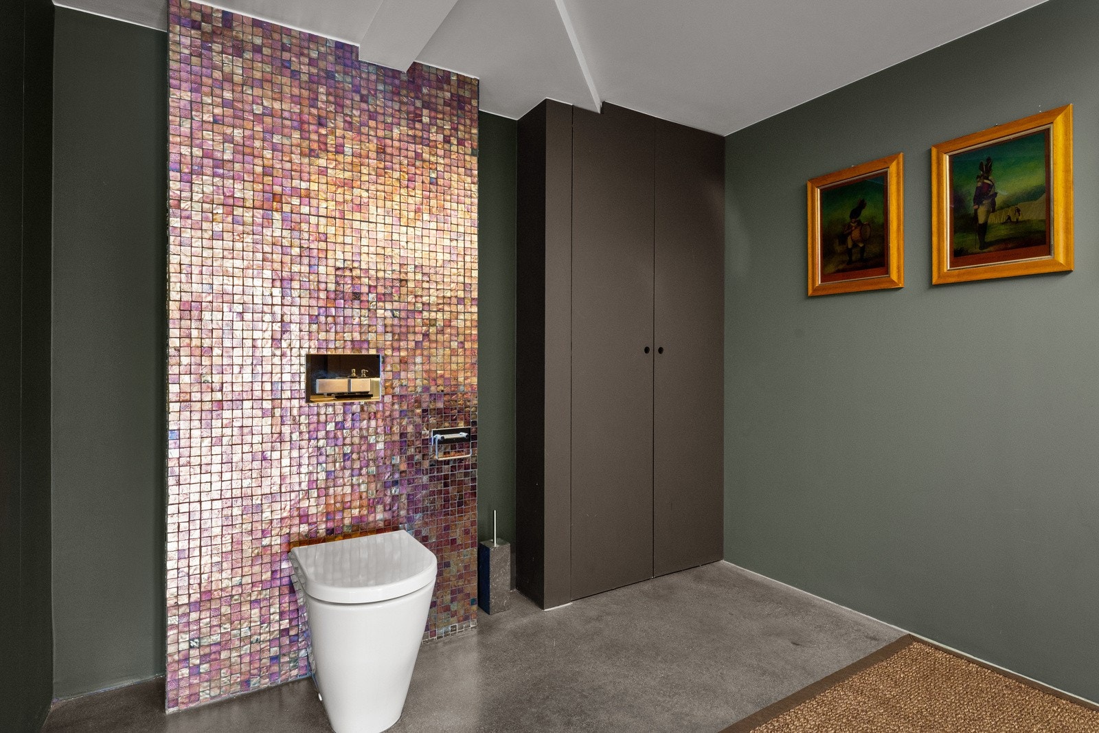 Stort gjestetoalett ligger i 5. etasje. Galleribilde