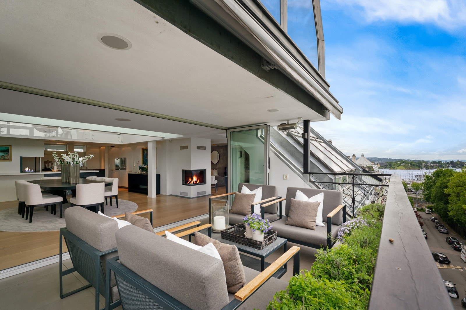 Terrassen har integrerte høytalere, motorisert markise og varmelamper på hver side. Galleribilde