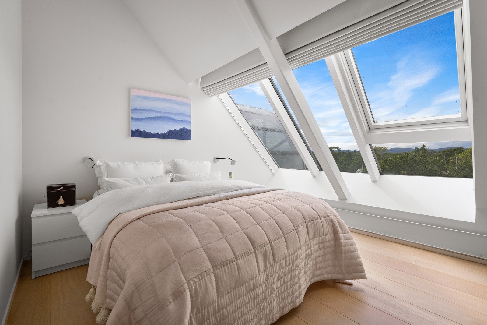 Stort soverom nr. 2 med god plass til garderobe og kontor. Galleribilde