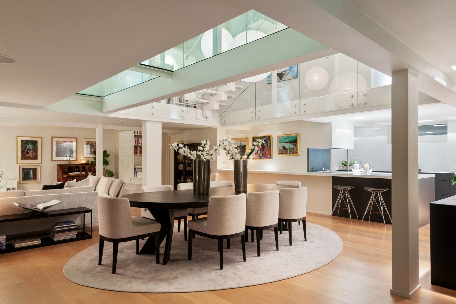 Spisestuen ligger i tilknytning til et eksklusivt kjøkken fra Bulthaup med gasspeis. Galleribilde